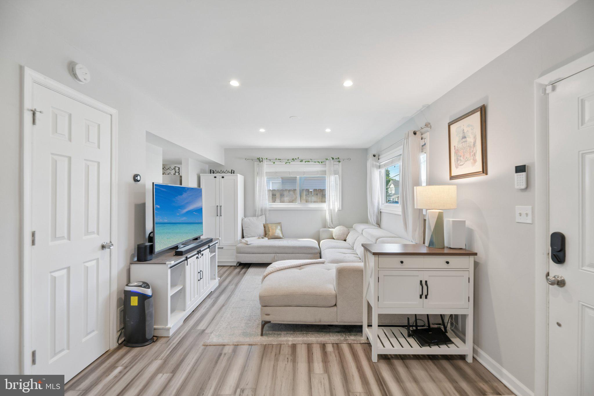 WOODLAND BEACH - Residential