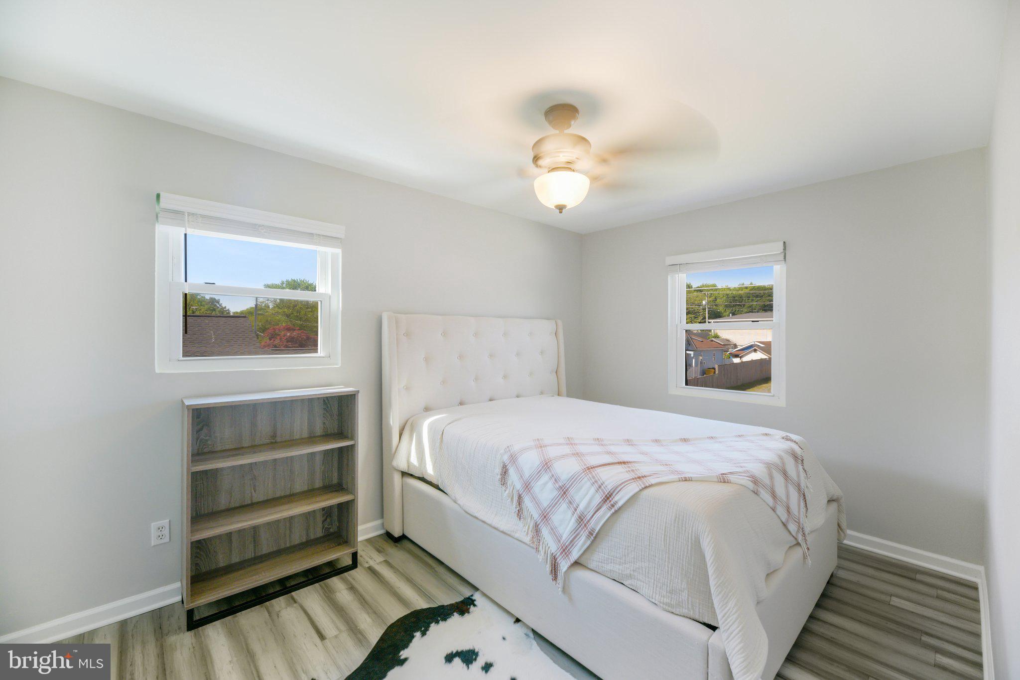 WOODLAND BEACH - Residential