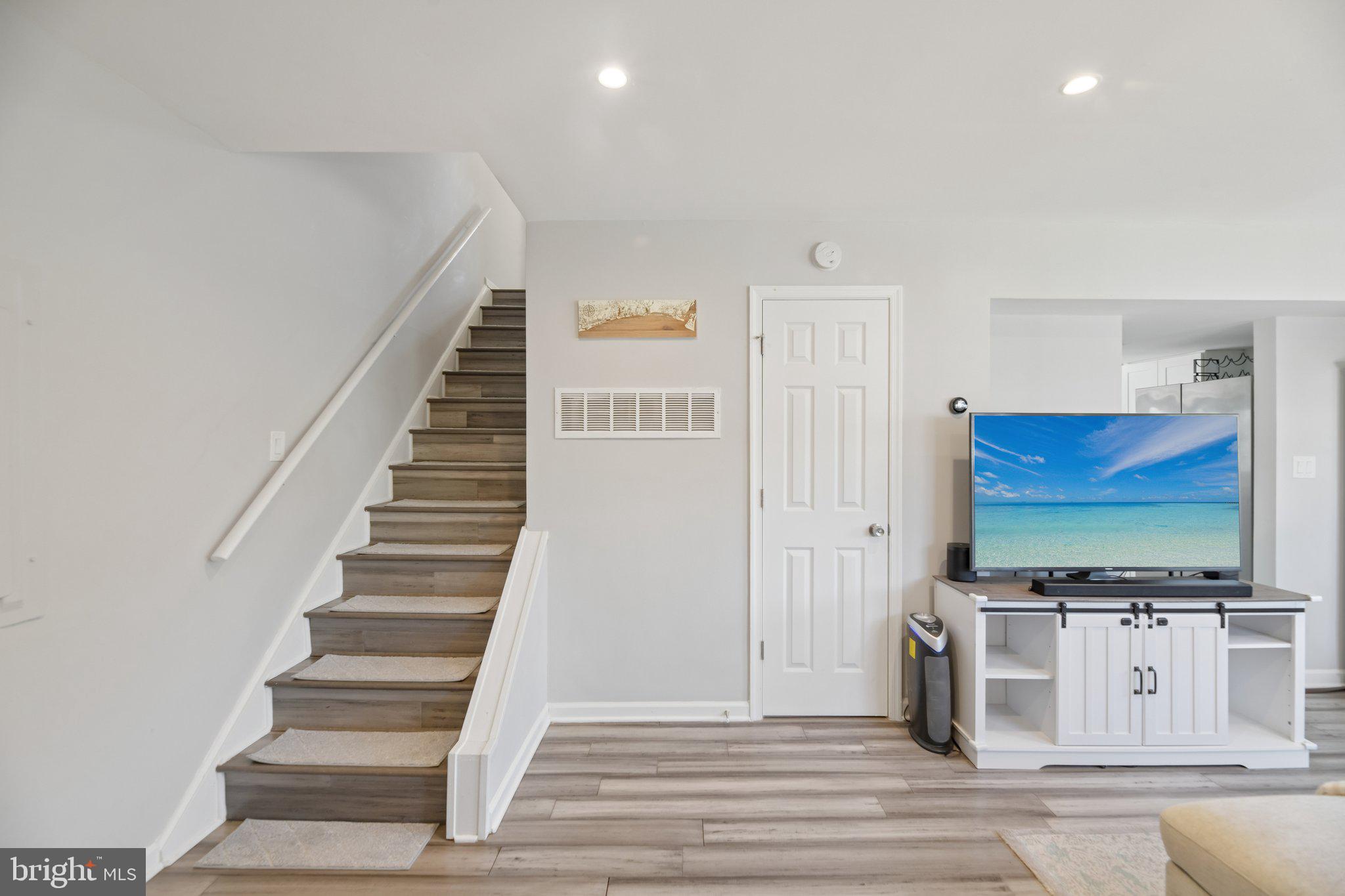 WOODLAND BEACH - Residential