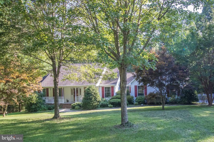 WONDERFUL SINGLE STORY NESTLED ON 2.21 ACRES IN DESIRABLE CUSTOM BUILT CHESTNUT HILLS! BEAUTIFUL TREED LOT W/LARGE BACKYARD...FULL OF NATURE. SPACIOUS OPEN FLOOR PLAN FEAT 3 BEDROOMS, 2.5 BATHS, SEPARATE DINING ROOM, LIVING ROOM HAS CATHEDRAL CEILINGS & FIREPLACE, KITCHEN W/TONS OF CHERRY CABINETS & BREAKFAST NOOK. NICE SIZE MASTER SUITE HAS HUGE WALK-IN CLOSET & FULL BATH. STAIRS TO WALK-IN ATTIC