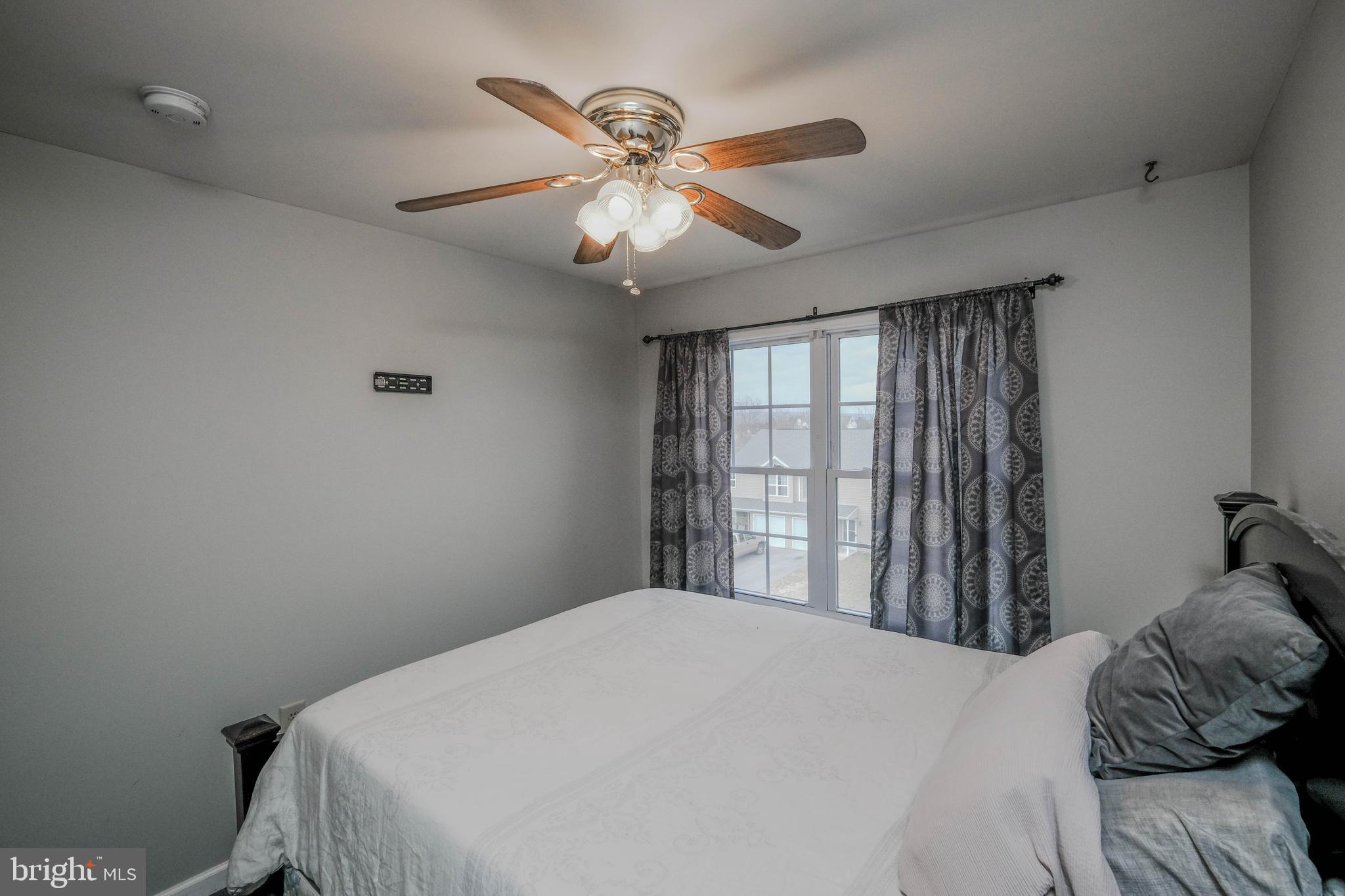 THE TOWNES AT OAKHURST - Residential Lease