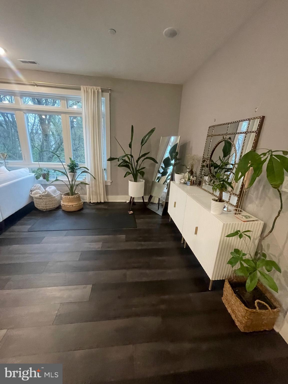 EAST FALLS - Residential Lease