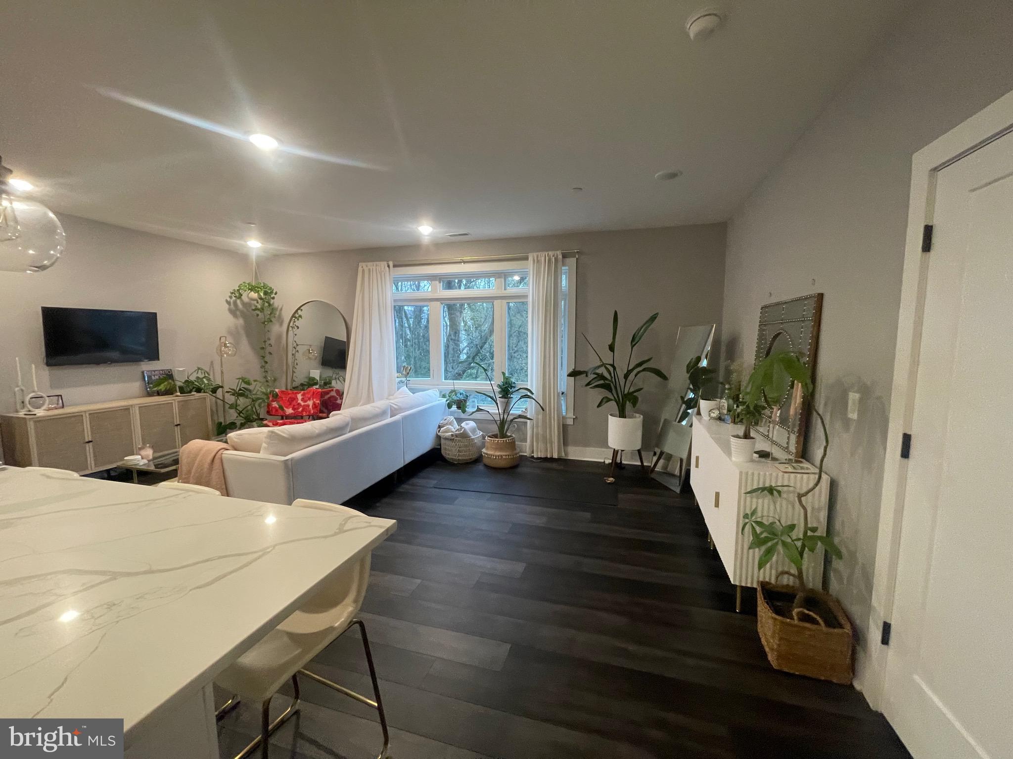 EAST FALLS - Residential Lease