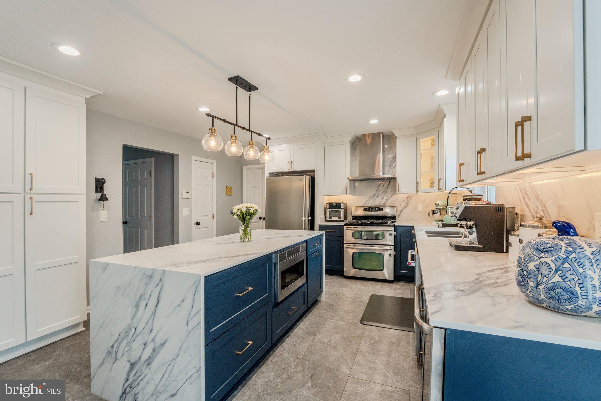 303 OAKCREST MANOR DRIVE NE