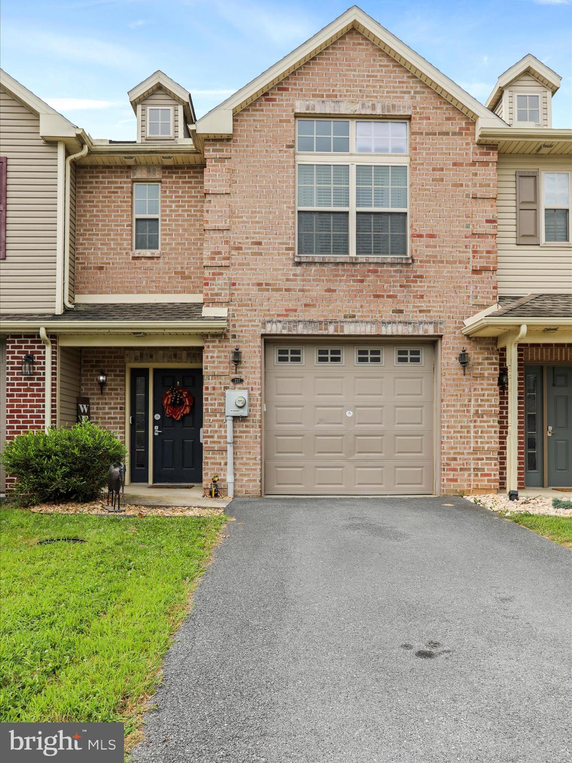 Spacious 3-Bedroom Townhouse with Garage, Bonus Room & Private Patio
Welcome to this beautifully designed two-level townhouse that combines comfort, space, and modern living. This home features three generously sized bedrooms, including a primary suite complete with a walk-in closet and a luxurious en-suite bathroom with a soaking tub and dual sinks. The main level offers a spacious eat-in kitchen that opens directly to the living room, creating a seamless flow that’s perfect for both everyday living and entertaining. A convenient half bath is also located on the main level.
Upstairs, you'll find a versatile bonus room with vaulted ceilings and laundry hook-ups—ideal for a home office, media room, or additional living space. The home also includes a private patio, perfect for relaxing or enjoying outdoor meals, and a one-car garage that provides both parking and extra storage.
With its open layout and thoughtful features throughout, this townhouse is move-in ready and offers the perfect blend of practicality and style. Schedule your private tour today and imagine the possibilities of making this home your own.