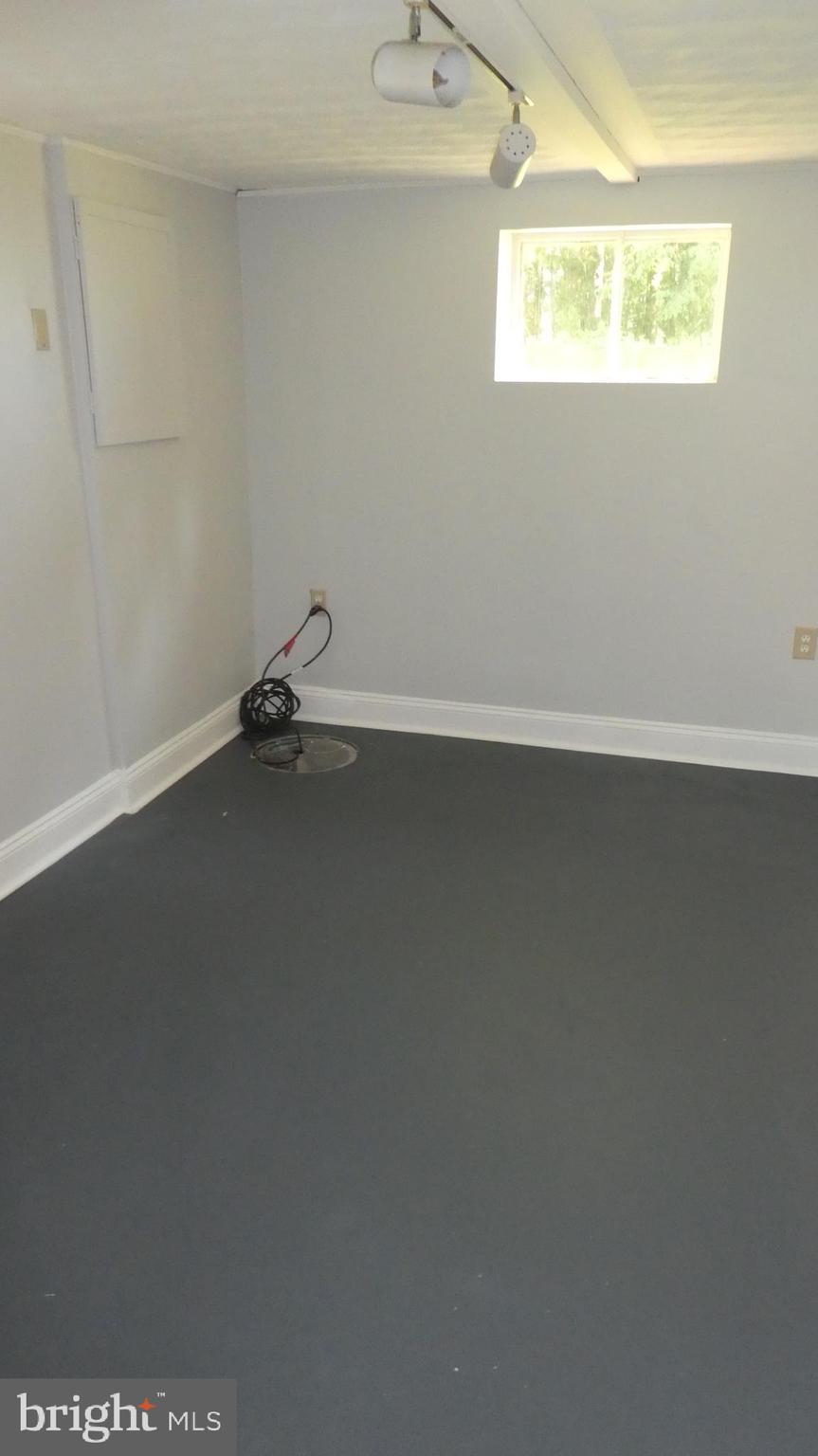 ADELPHI KNOLLS - Residential Lease