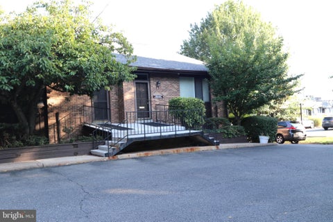 Photo of 311 Maple Avenue W #UNIT E, VIENNA, VA 22180 (MLS # VAFX2342338)