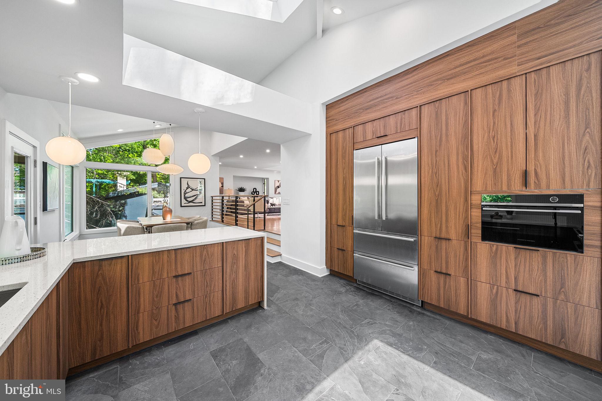 LAKE BARCROFT - Residential