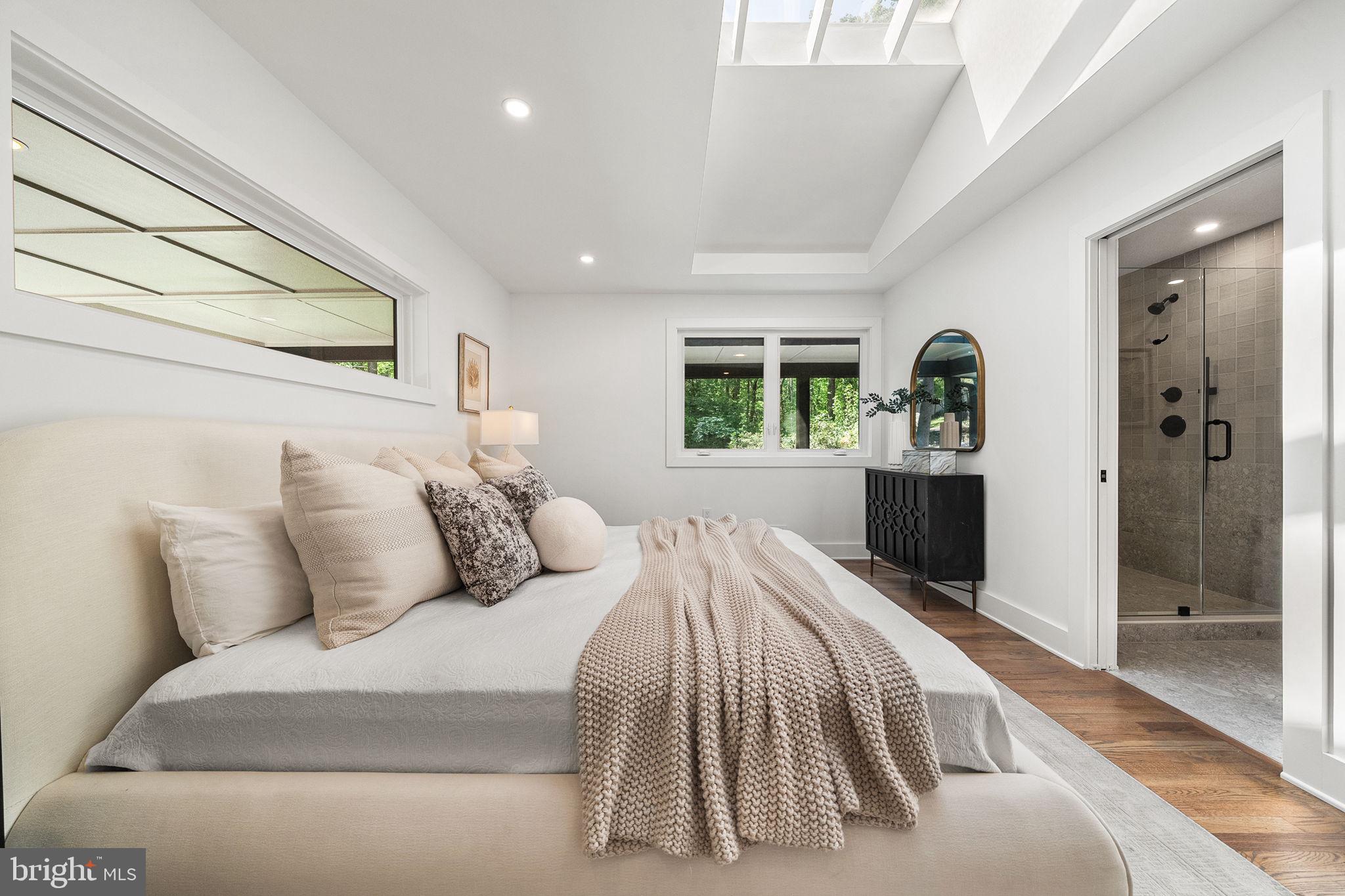 LAKE BARCROFT - Residential