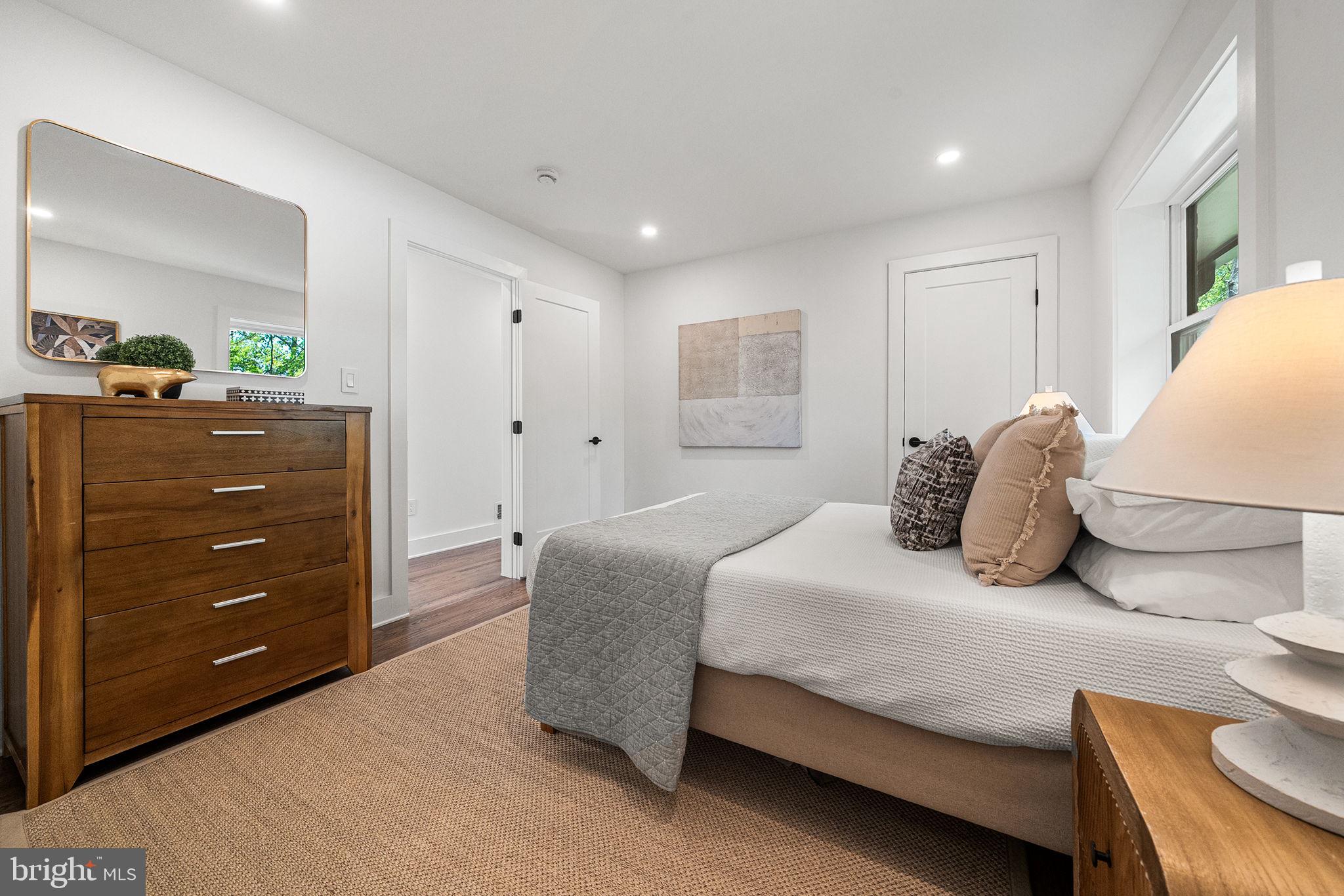 LAKE BARCROFT - Residential