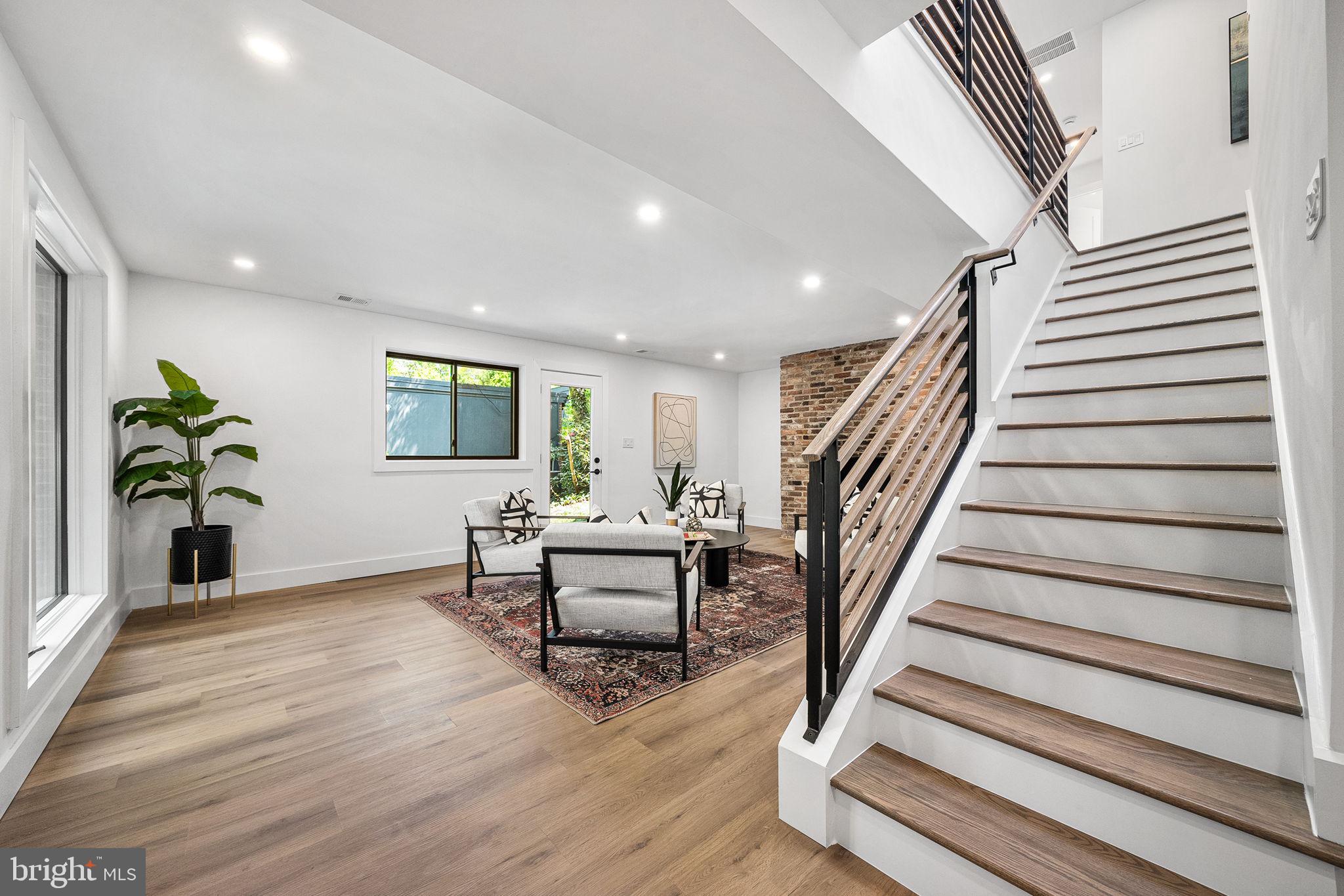 LAKE BARCROFT - Residential