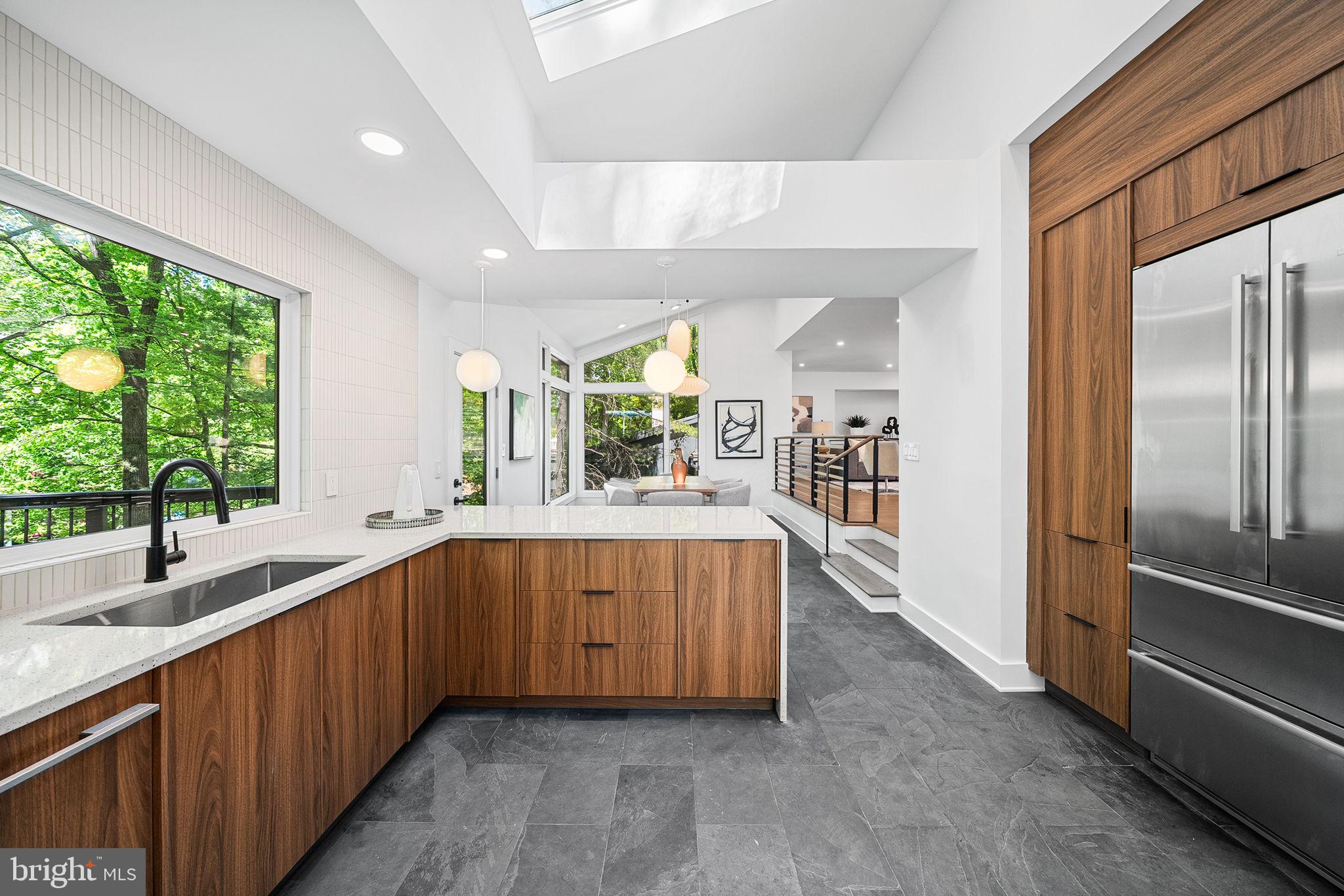 LAKE BARCROFT - Residential