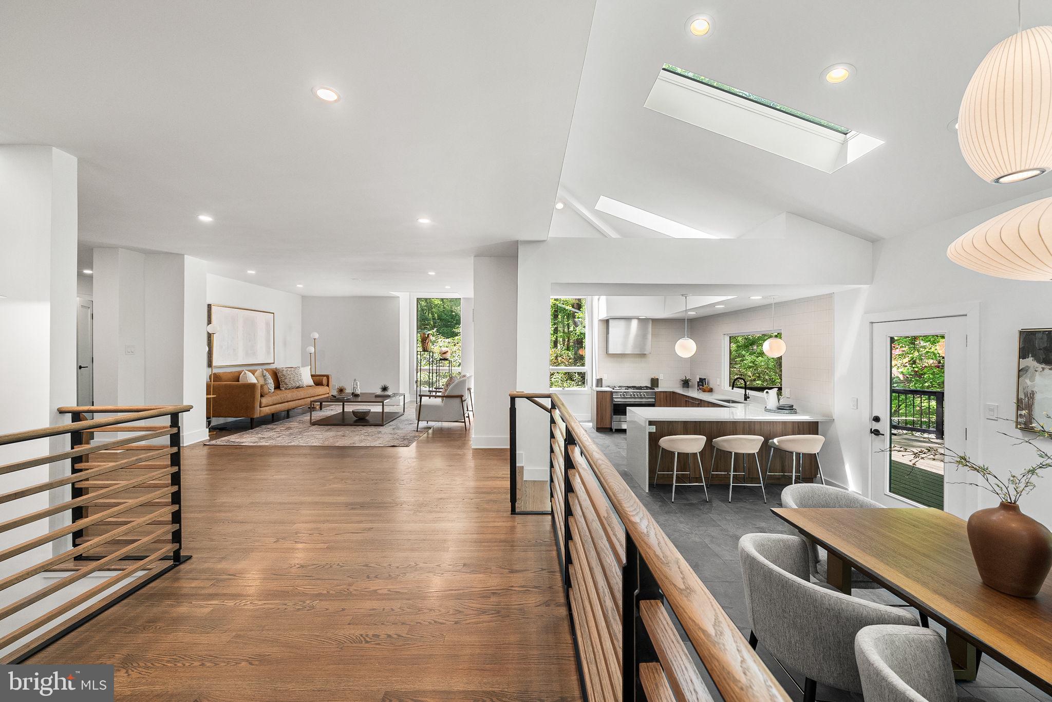 LAKE BARCROFT - Residential