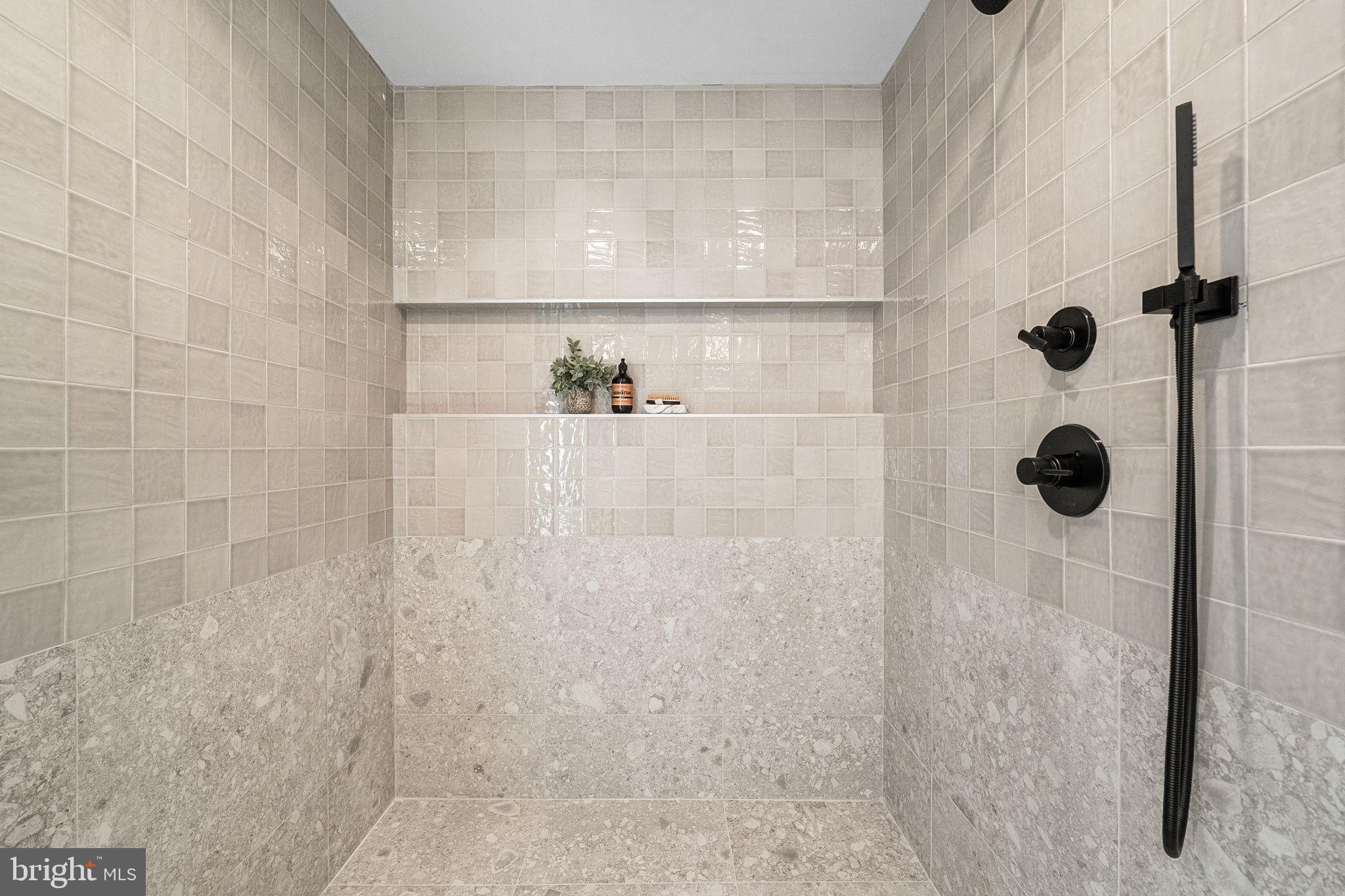 LAKE BARCROFT - Residential