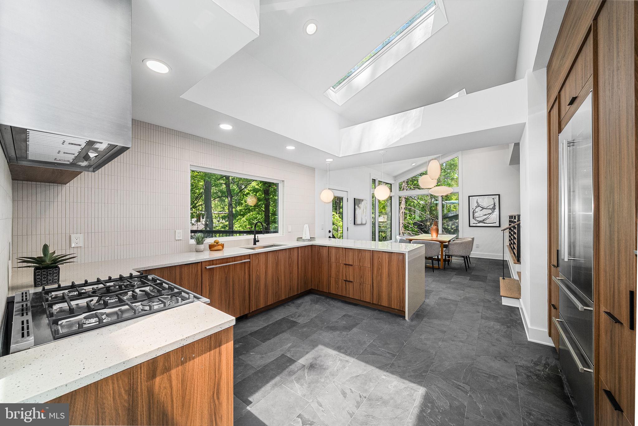 LAKE BARCROFT - Residential