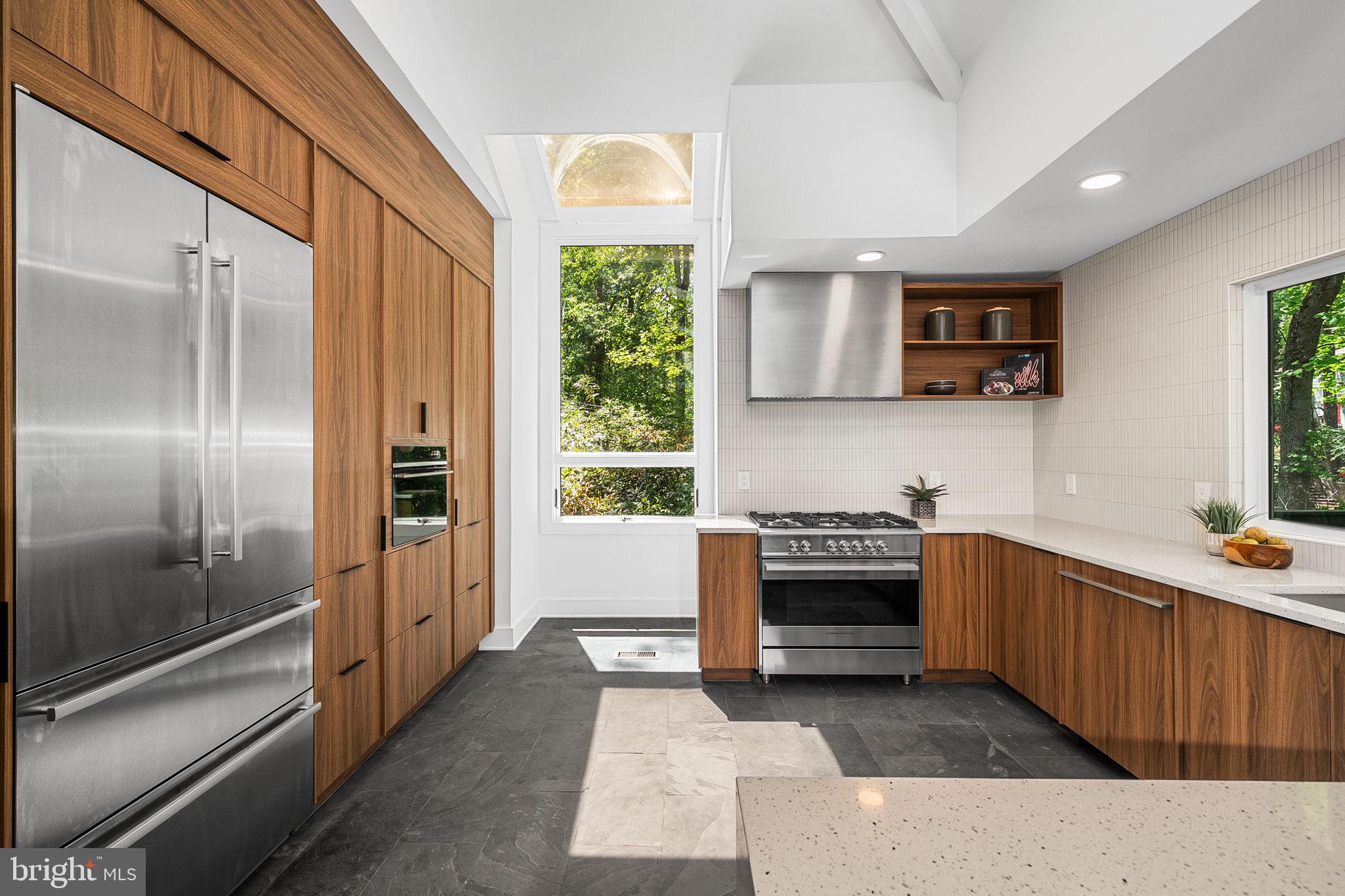 LAKE BARCROFT - Residential