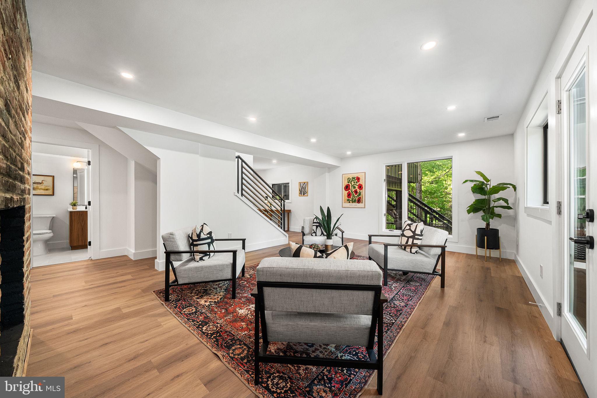 LAKE BARCROFT - Residential