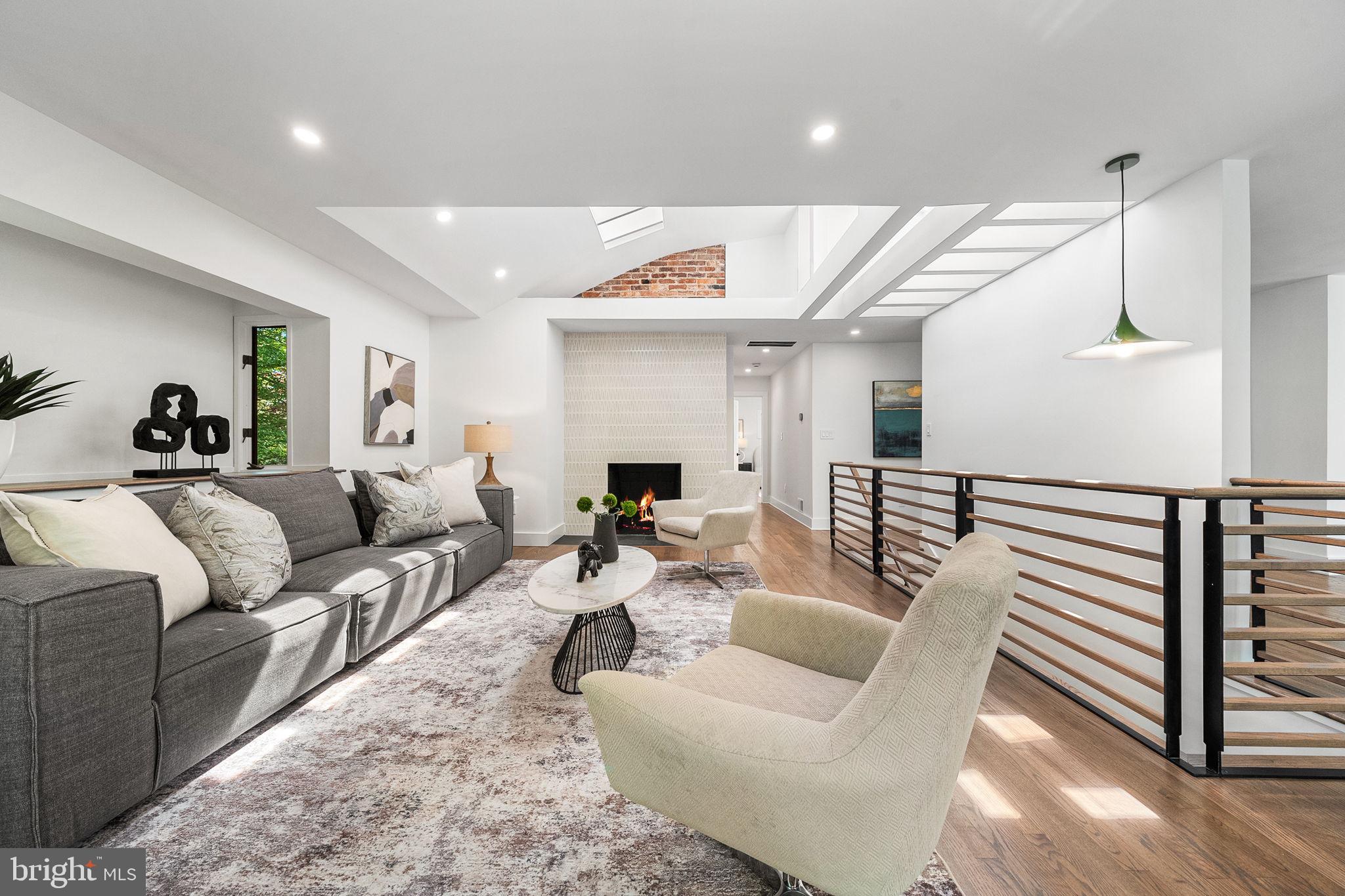 LAKE BARCROFT - Residential