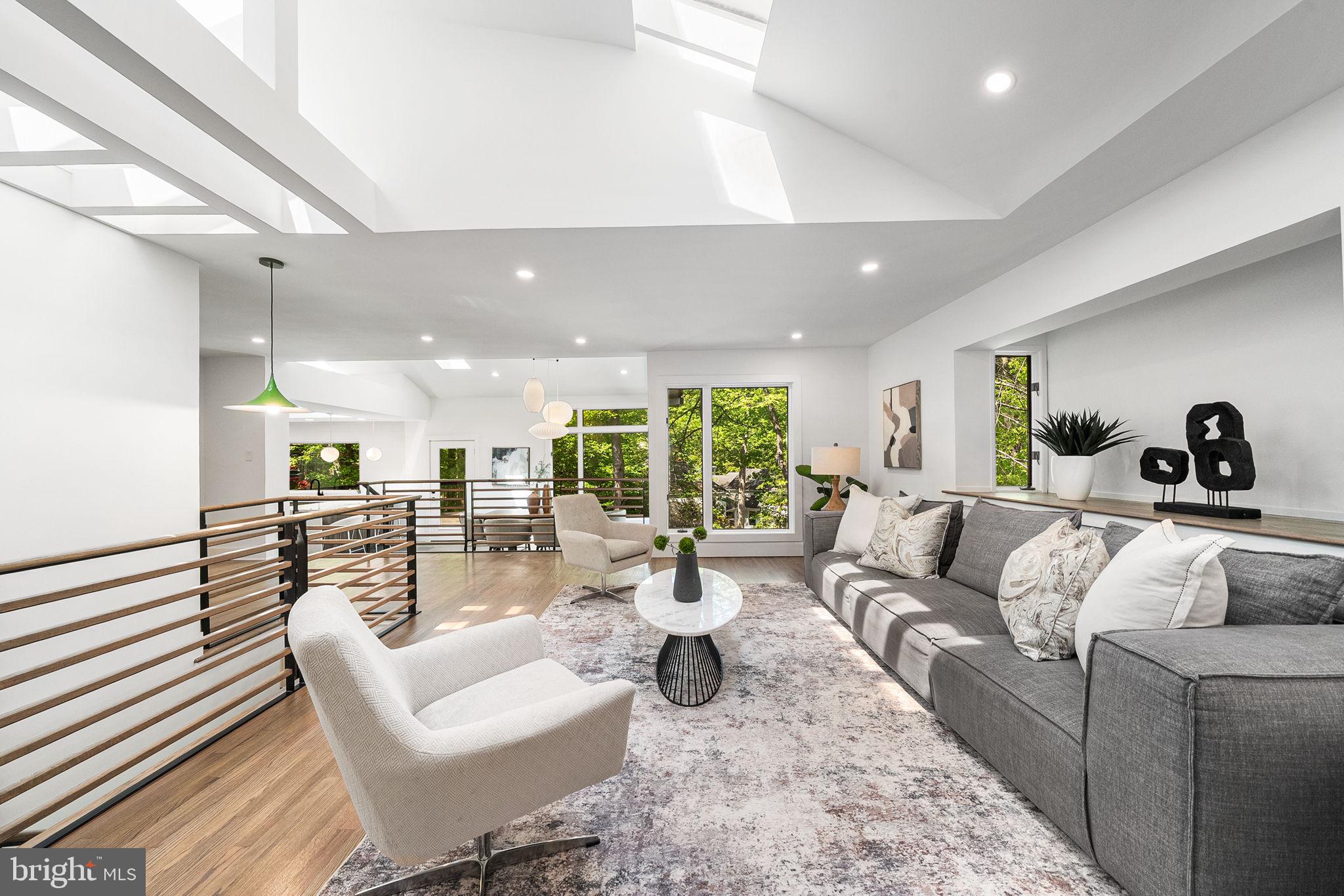 LAKE BARCROFT - Residential