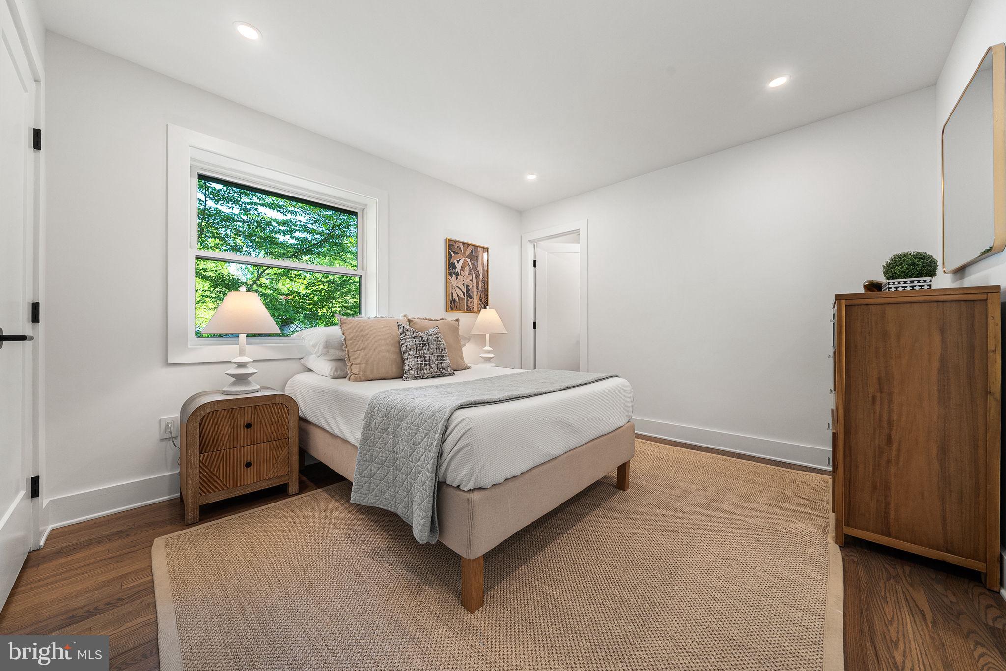 LAKE BARCROFT - Residential