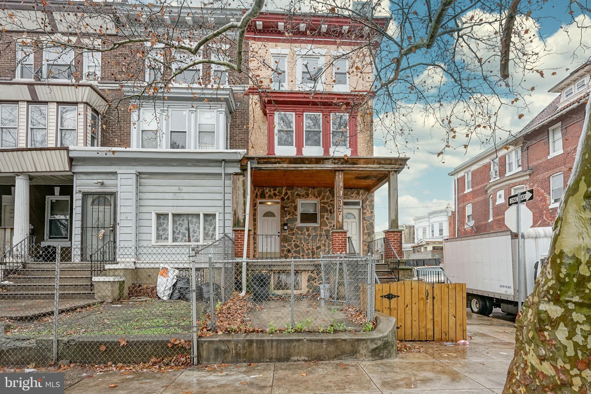 Completely renovated HUGE 5 bedroom, 2 bathroom unit located right on the trolley line! This unit has everything you are looking for with plenty of space, washer/dryer, close to public transportation, and a short ride into the city! Set your appointment ASAP, this won't last long!