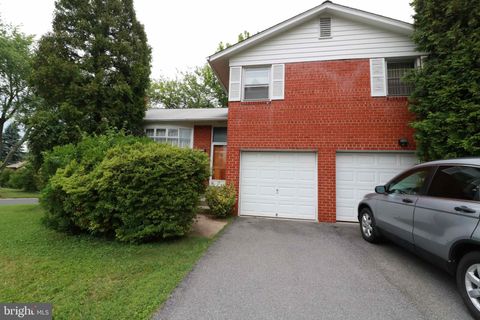 Photo of 8719 EWING DR, BETHESDA, MD 20817 (MLS # MDMC2101708)