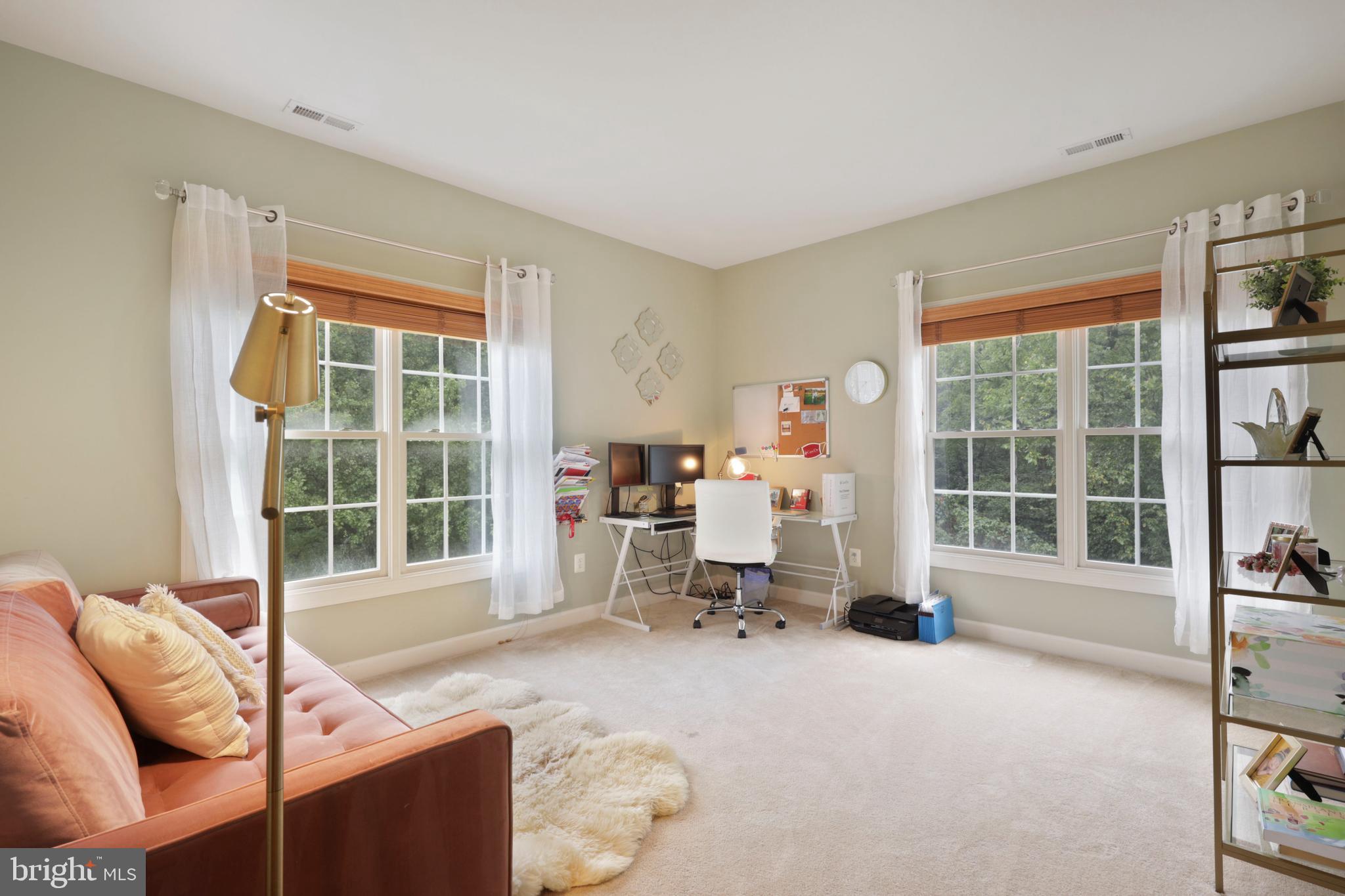 WINDSOR KNOLLS - Residential