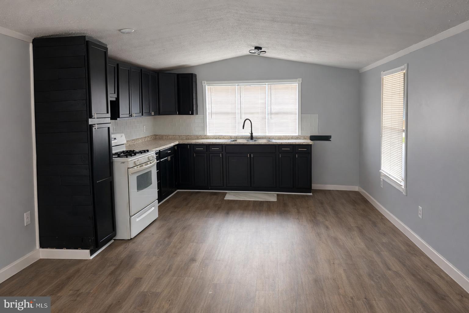 2 COUNTRY ACRES PARK