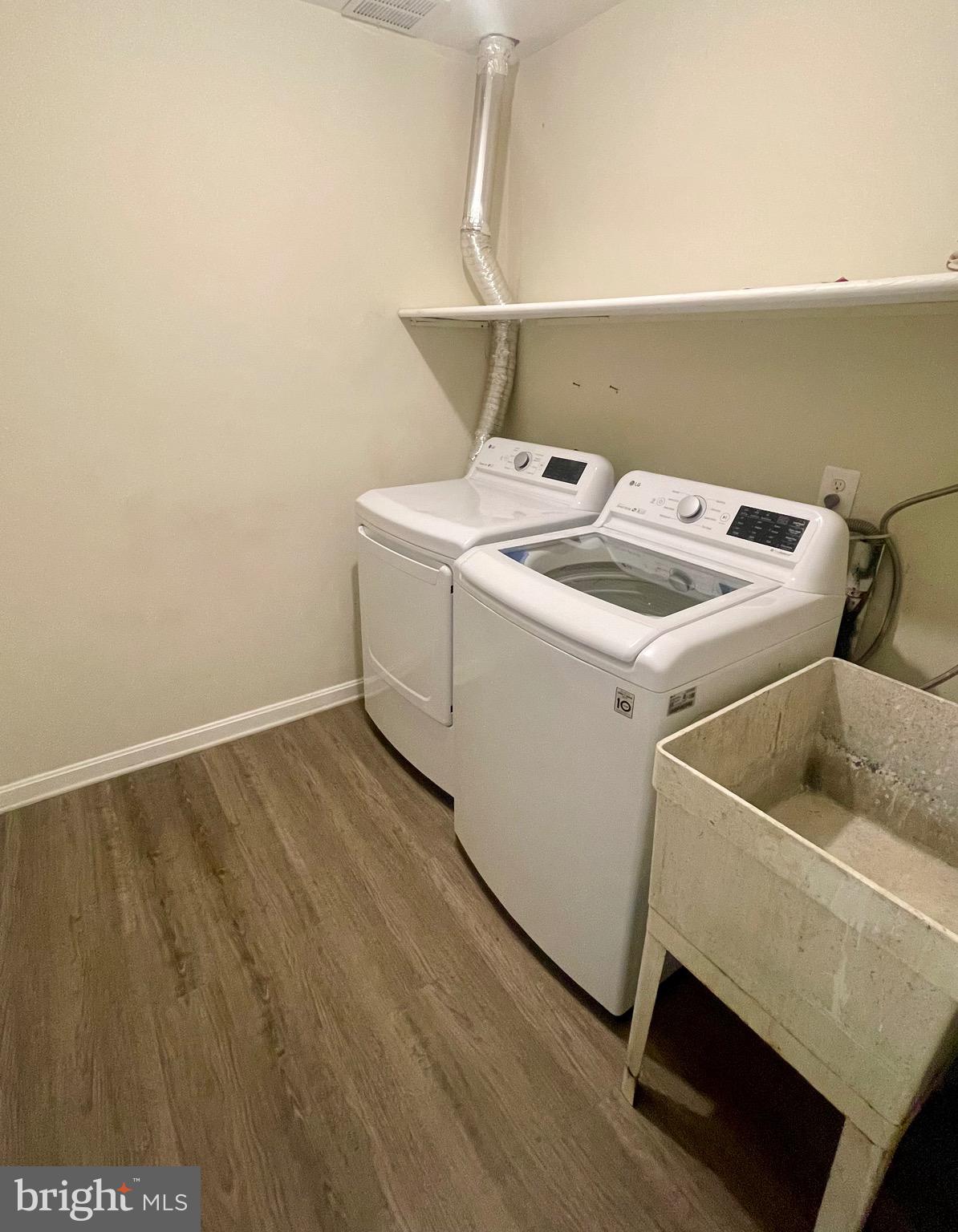 LAYTON COURT (MEWS) - Residential Lease