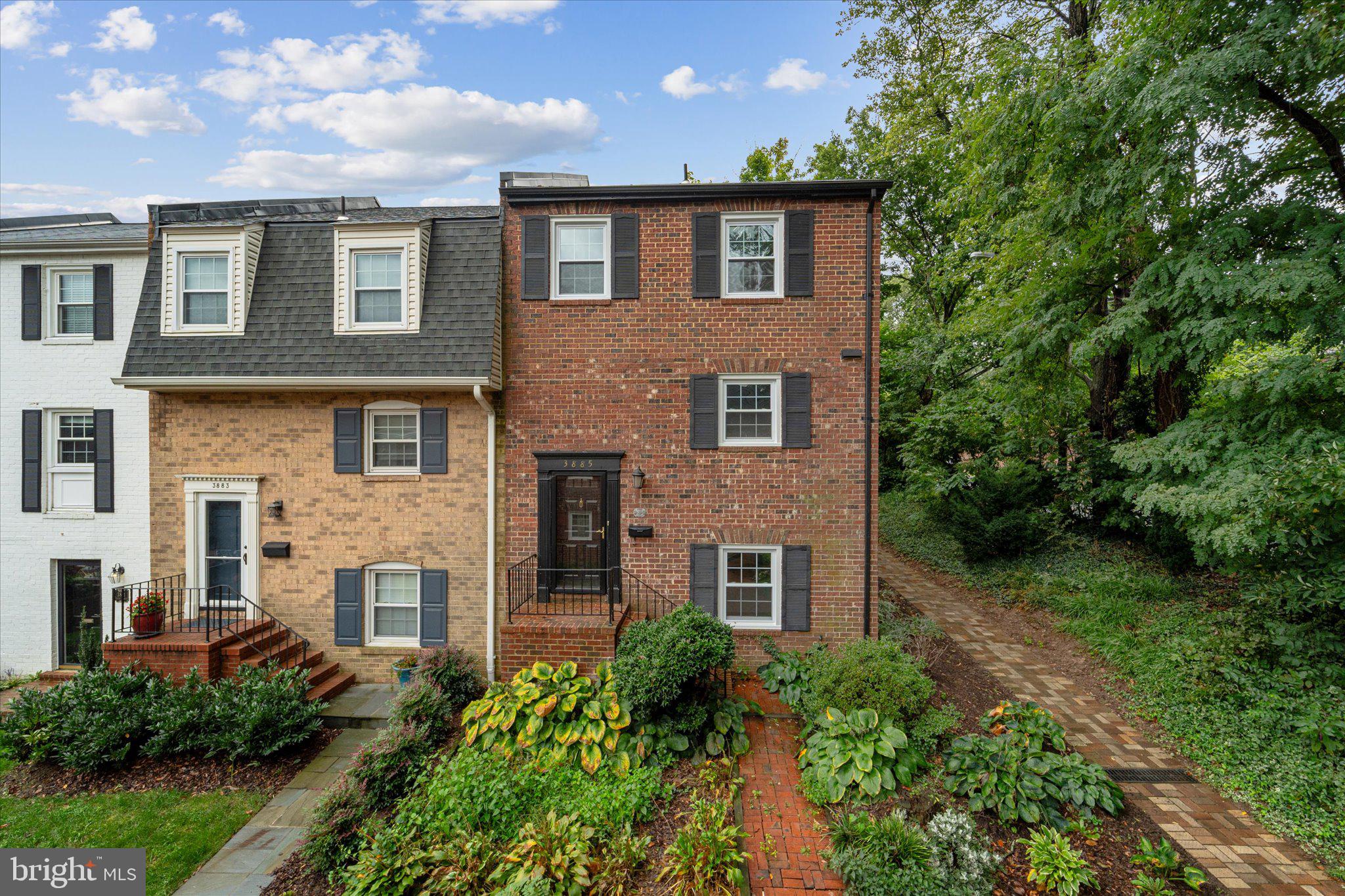 LAYTON COURT (MEWS) - Residential Lease