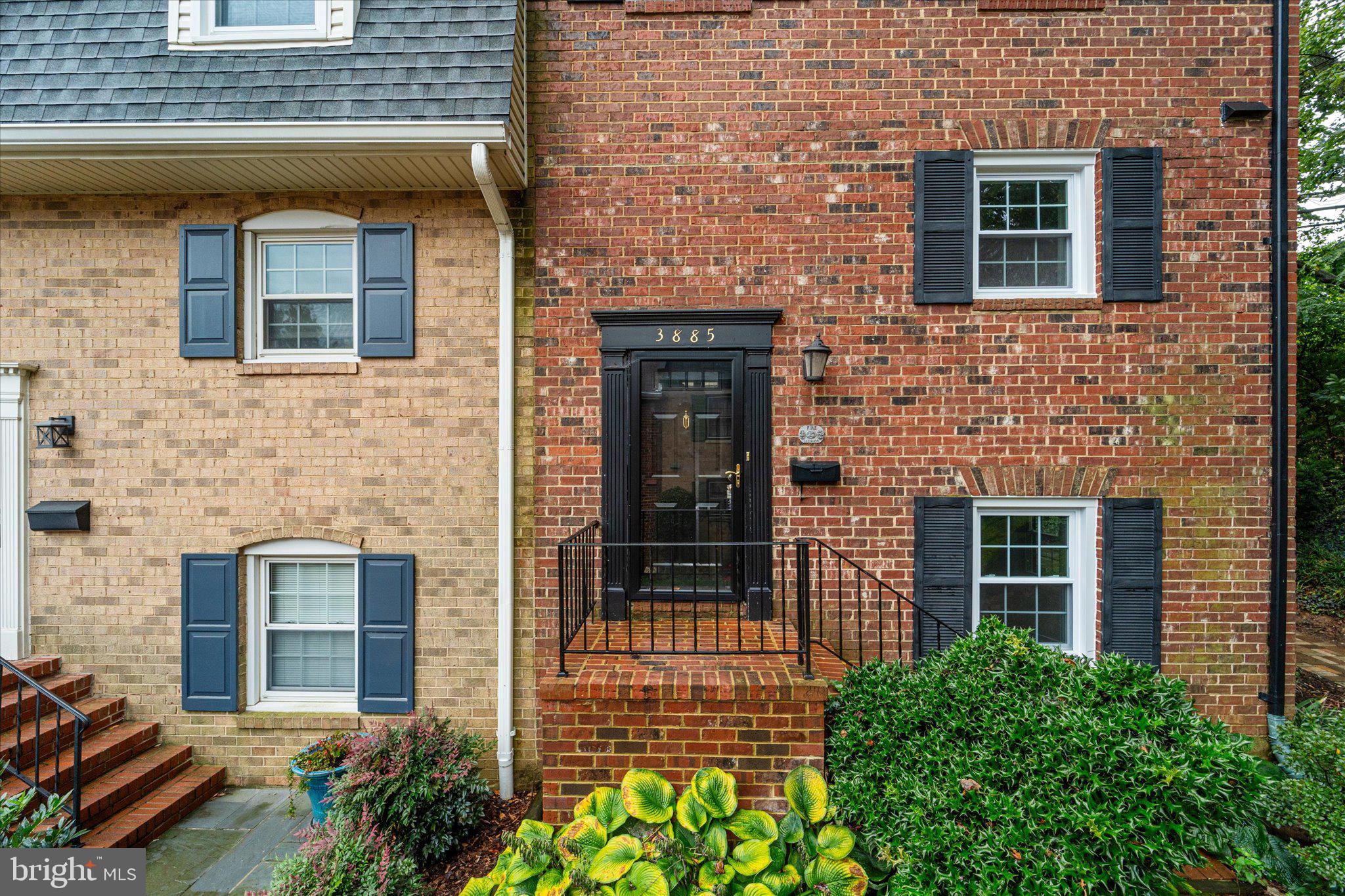 LAYTON COURT (MEWS) - Residential Lease