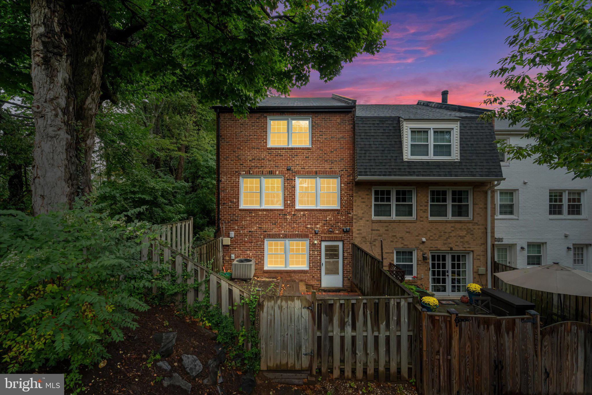 LAYTON COURT (MEWS) - Residential Lease