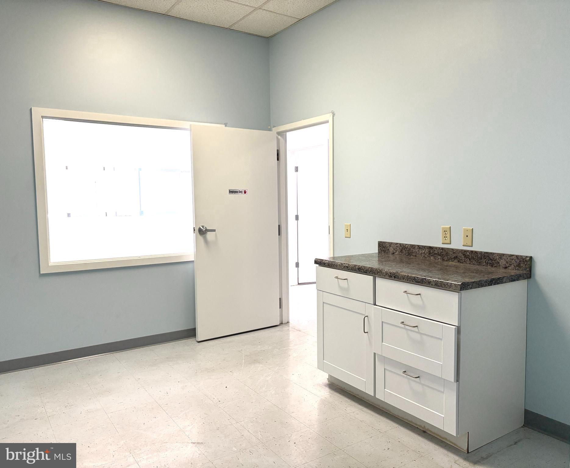 WESTERN CORNERS - Commercial Lease