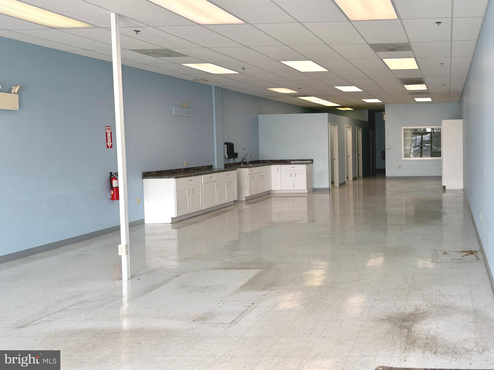 WESTERN CORNERS - Commercial Lease