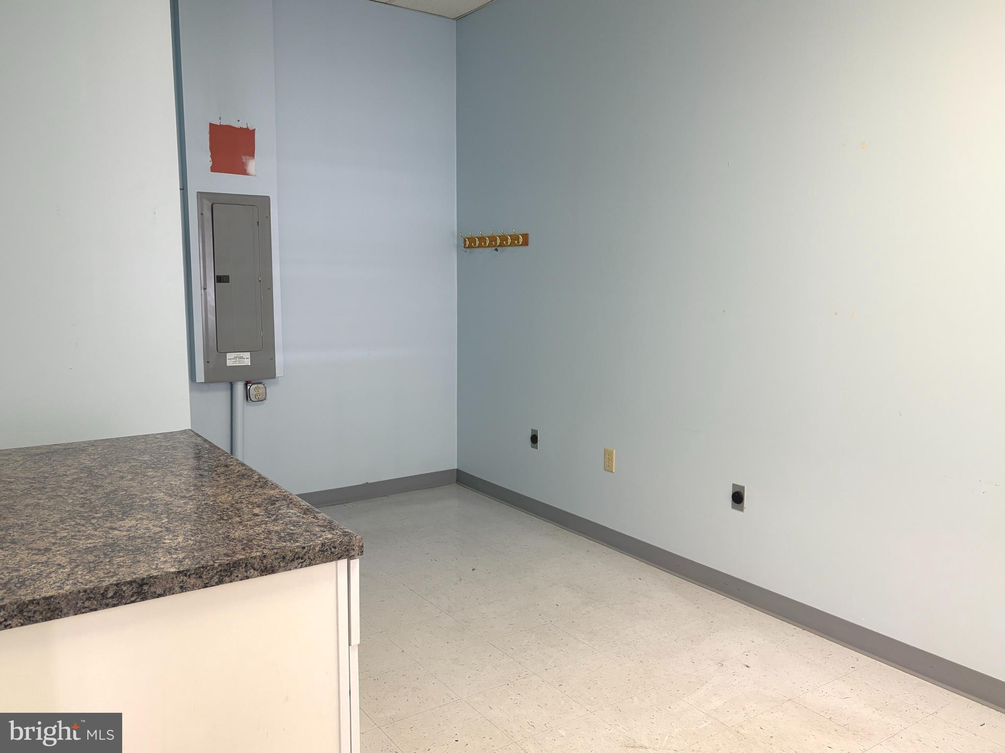 WESTERN CORNERS - Commercial Lease