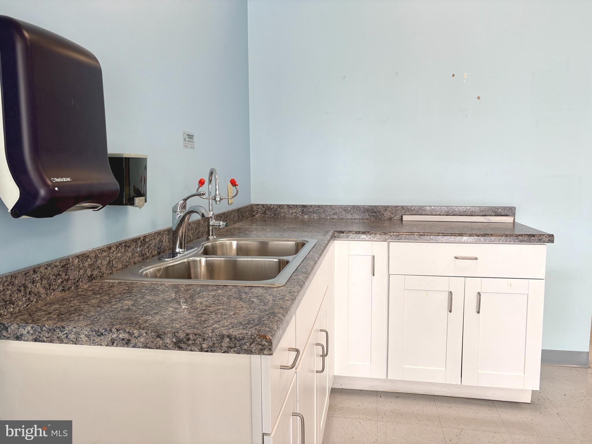 WESTERN CORNERS - Commercial Lease