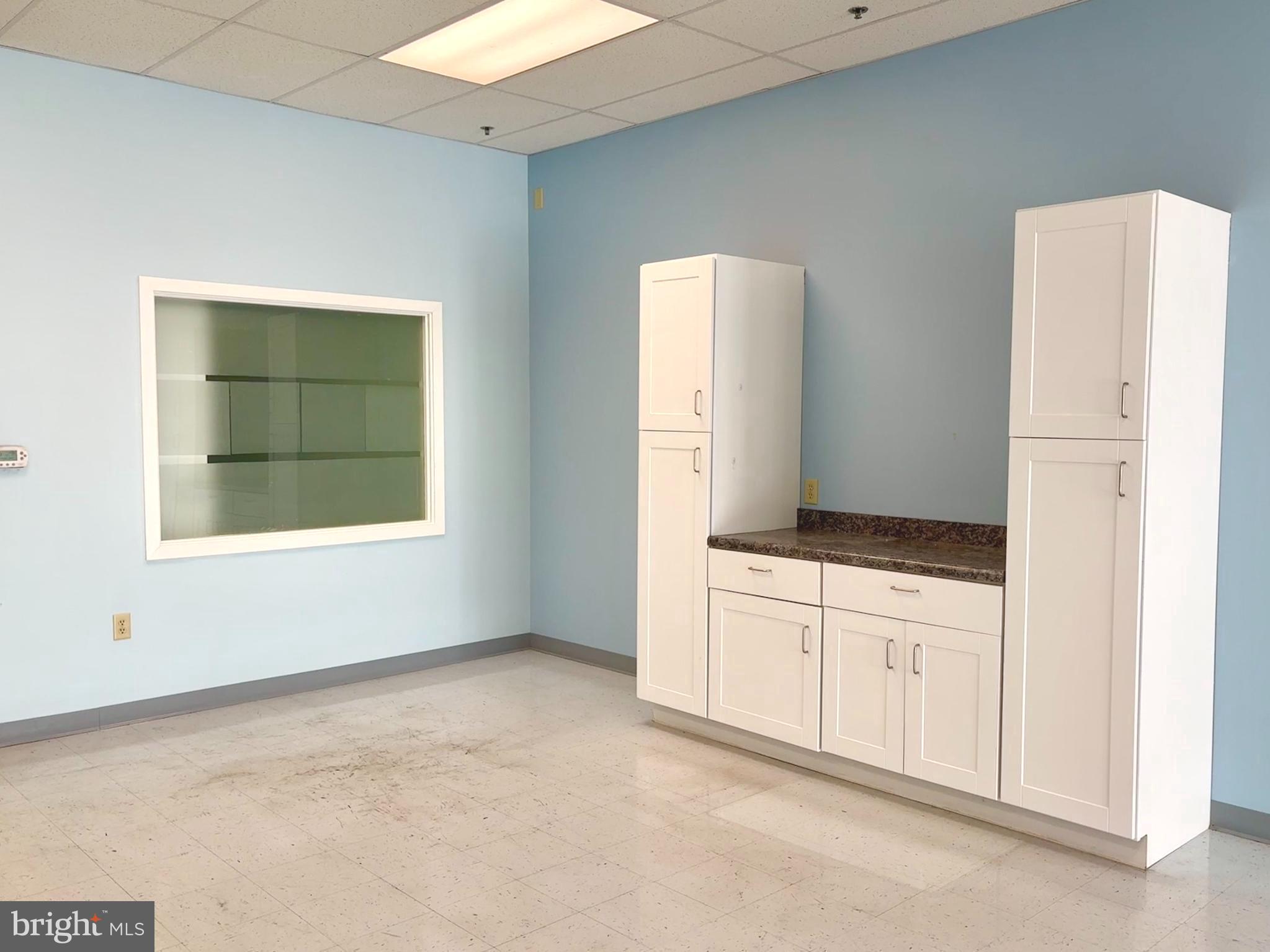 WESTERN CORNERS - Commercial Lease