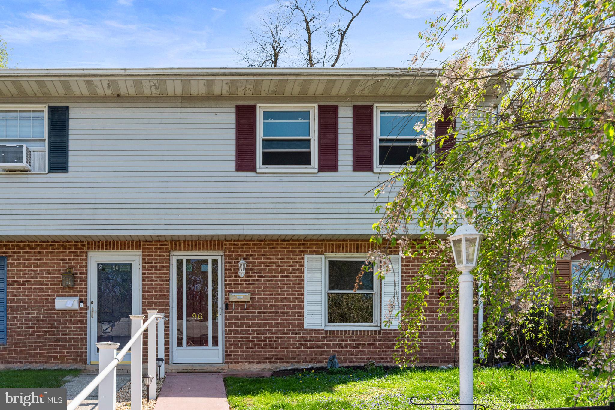 QUEENS COURT - Residential