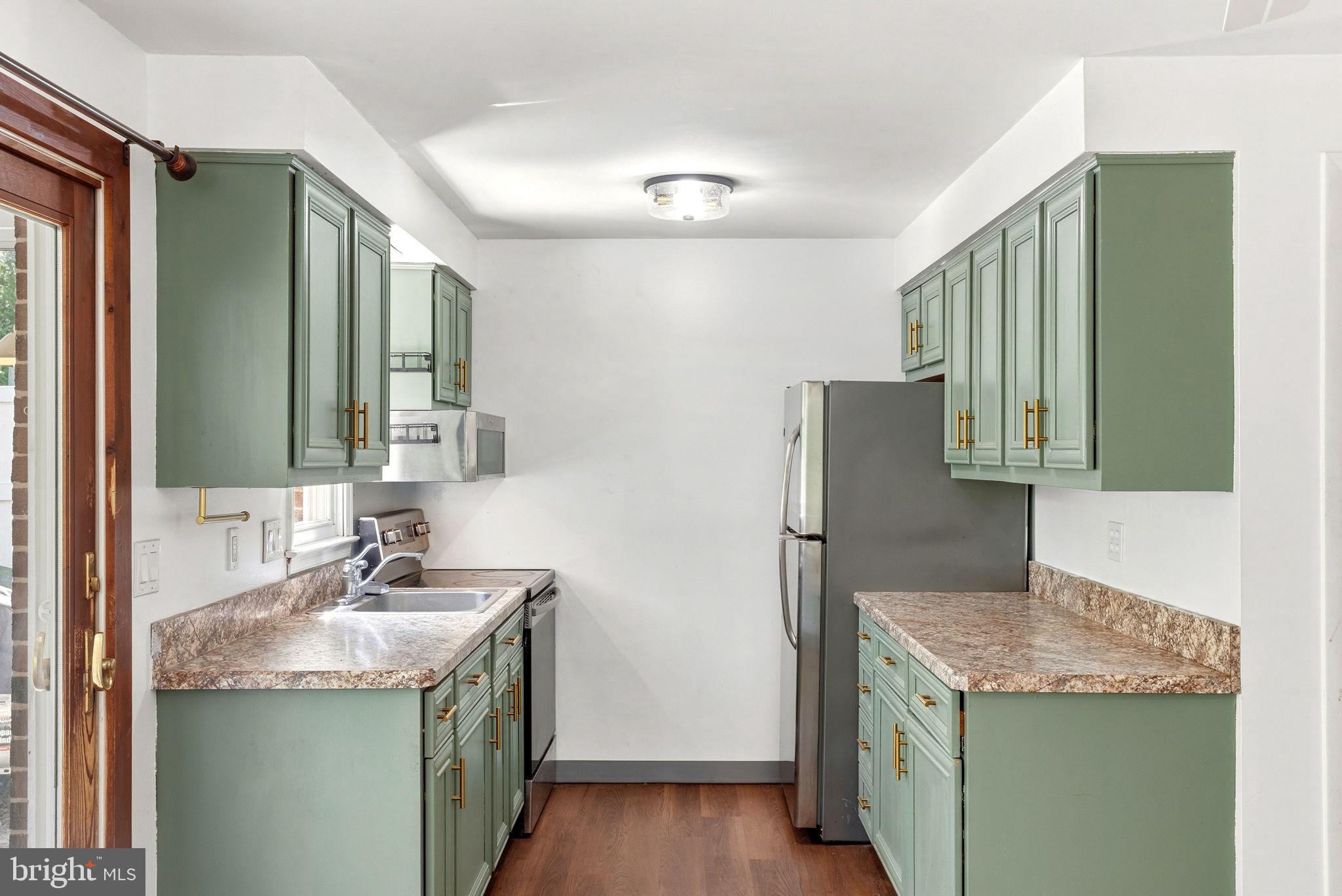 QUEENS COURT - Residential