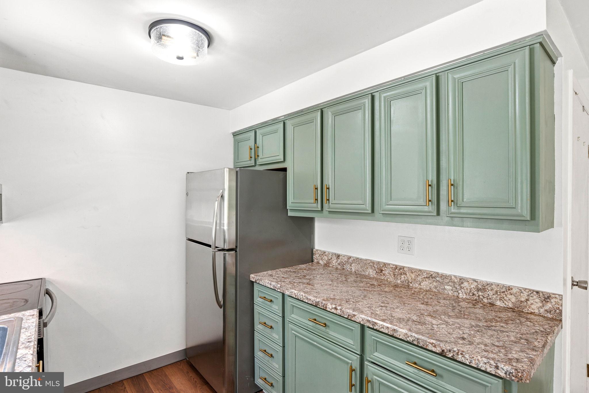 QUEENS COURT - Residential