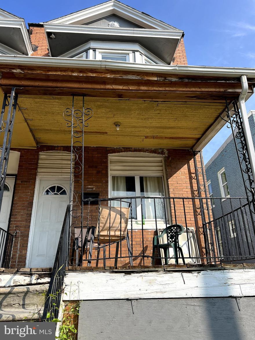 HIGHES & BEST BY CLOSE OF DAY, 11/29. RESPONSE FROM SELLER WILL BE BY 1:00PM 11/30. No Showings until offer submitted- Tenant occupied, do not disturb. Property being sold AS IS. Buyer is responsible for all closing cost.   3028 W Garrison is also for sale - buy both!!