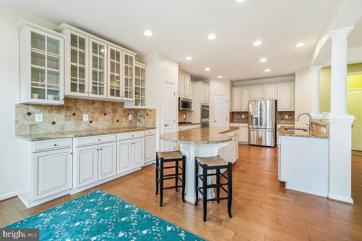 MAY'S QUARTER - Residential