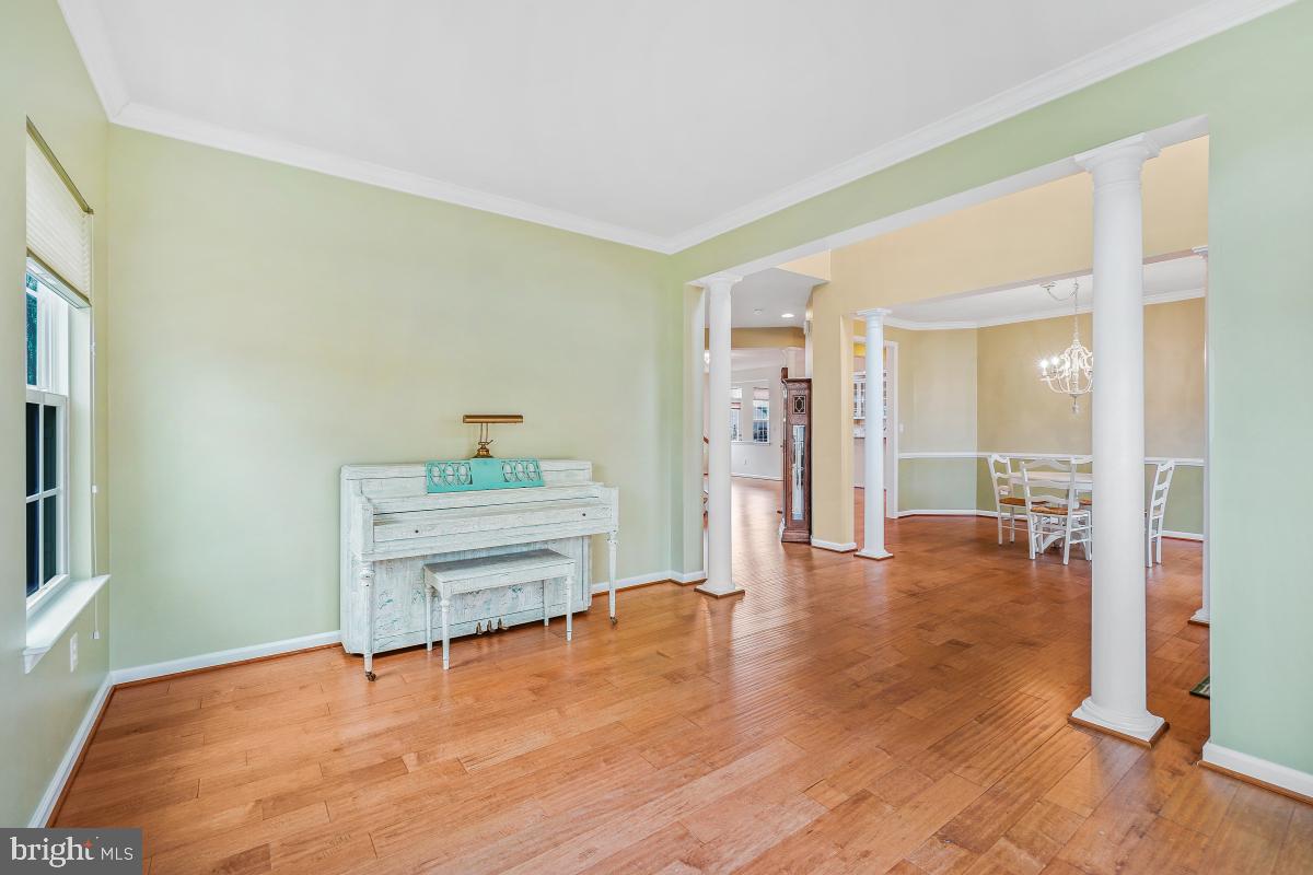 MAY'S QUARTER - Residential