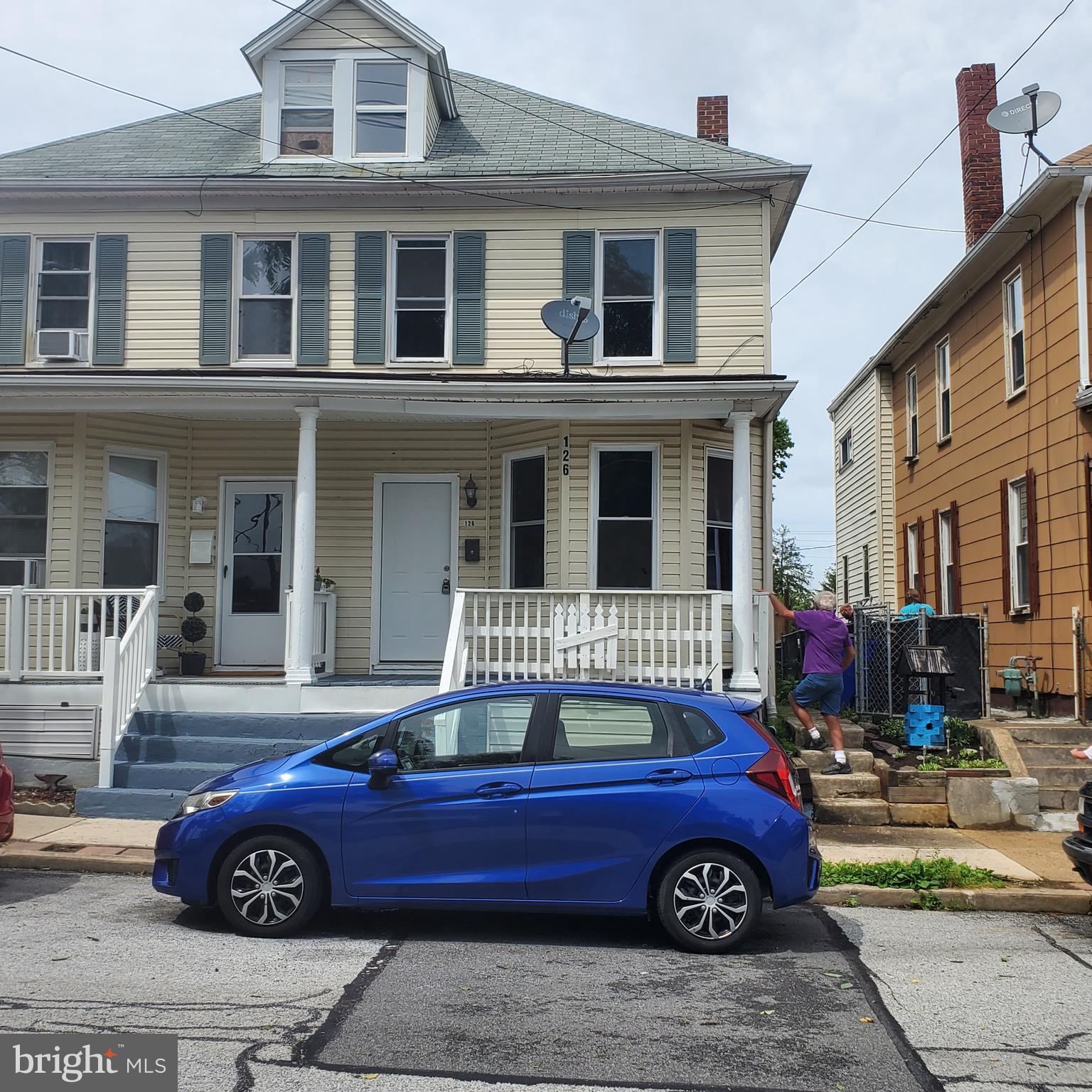 Welcome to this Beautiful, Fully Renovated 2-bedroom, Den and Loft Duplex. Enjoy an Open Floor Plan, New Kitchen with Granite Countertop, Washer and Dryer in the Unit. Good Size Backyard. Come and See. The Owner is Real Estate Agent.