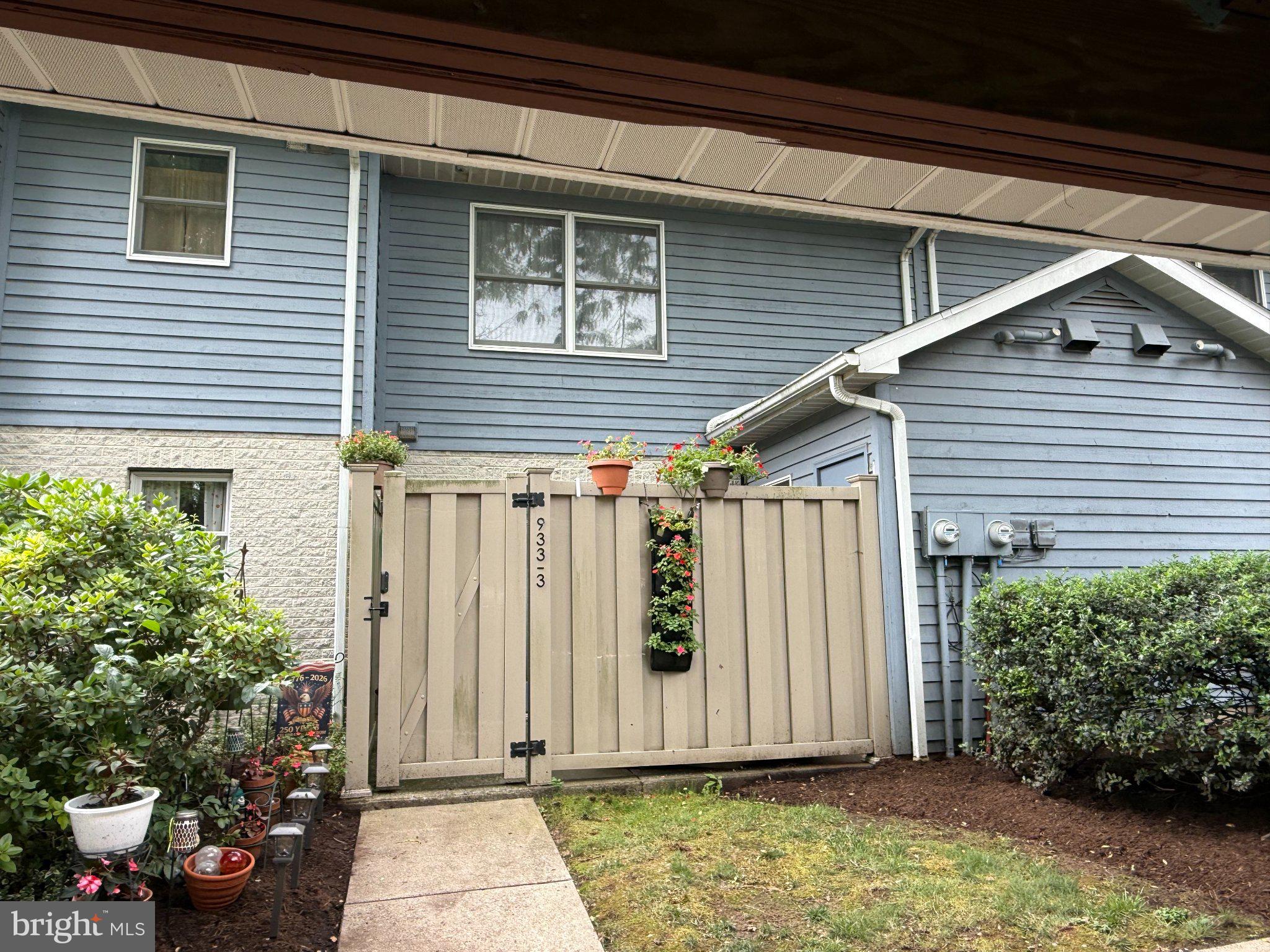 933 W WHITEHALL ROAD 3