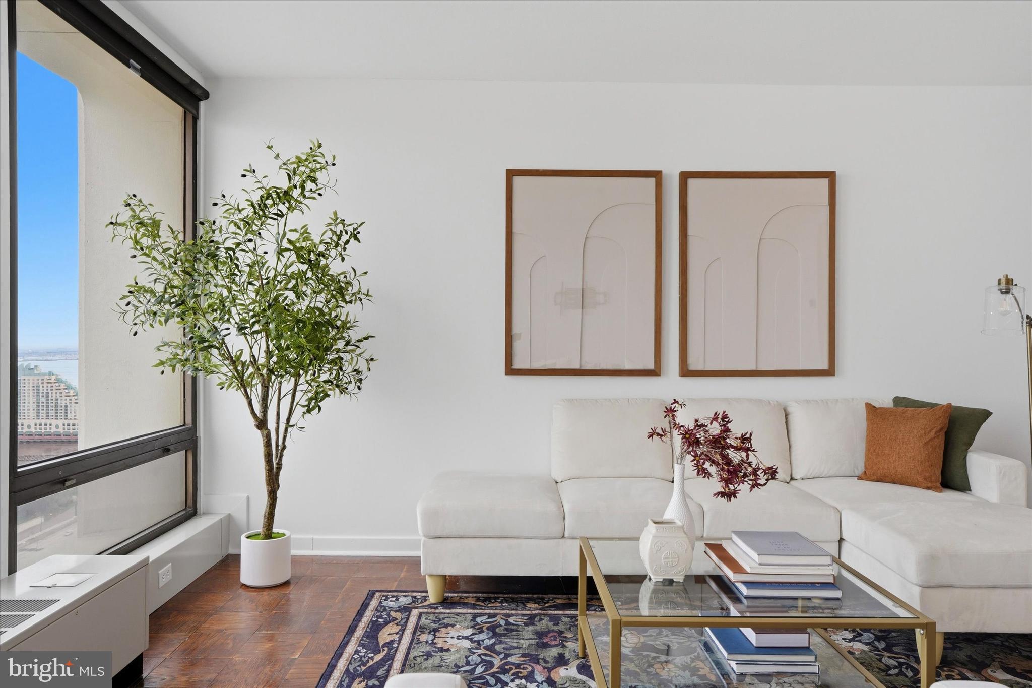 SOCIETY HILL - Residential