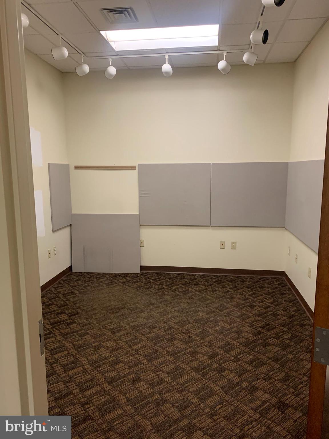 LANCASTER - Commercial Lease