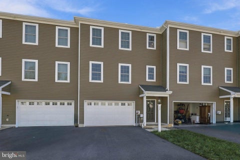 Townhouse For Sale - 111 Meadowbrook Lane<br/> Lancaster County, NEW PROVIDENCE, PA 17560