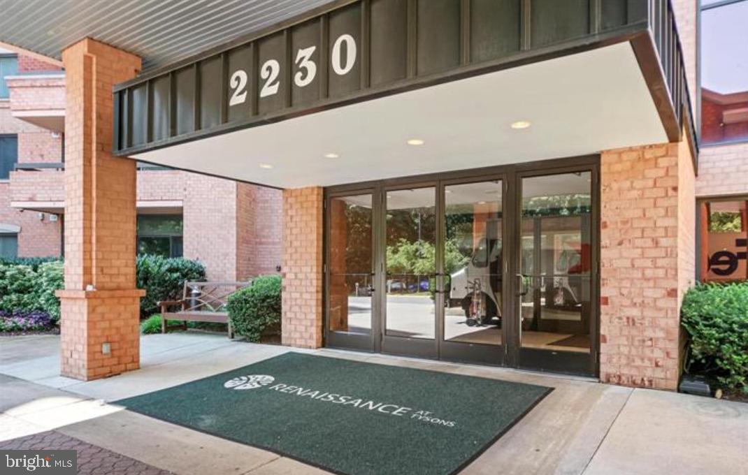 Sunny and Bright, Immaculate 2BR/2BA condo on 21+ wooded, parklike acres in gated Community with resort-style living and full amenities. Unit has wide sliding glass doors onto large private balcony from which to watch some unforgettable sunsets. Designed w/a spacious, split-style layout featuring 2 primary BR suites, each w/a large walk-in closet and BA on either side of the wood-floored central living and kitchen areas. Kitchen equipped w/SS appliances, granite countertops, plentiful storage and marble floors. Washer/dryer in unit.
Tenant pays only electricity and Internet provider (either Verizon or Cox). Long-term lease available if desired. Year-round pool & tennis (each covered w/bubble in colder months), 24/7 fitness center, on-site property management.
Terrific location, near 2 Metro stations and easy access to two nearby major airports. Minutes to Tysons Corner Center, walk to Trader Joe's, cafes, other shops. Come see!
NOTE: Support animal dog in wheelchair - allow at least 2 hours notice for showing. Thanks!
