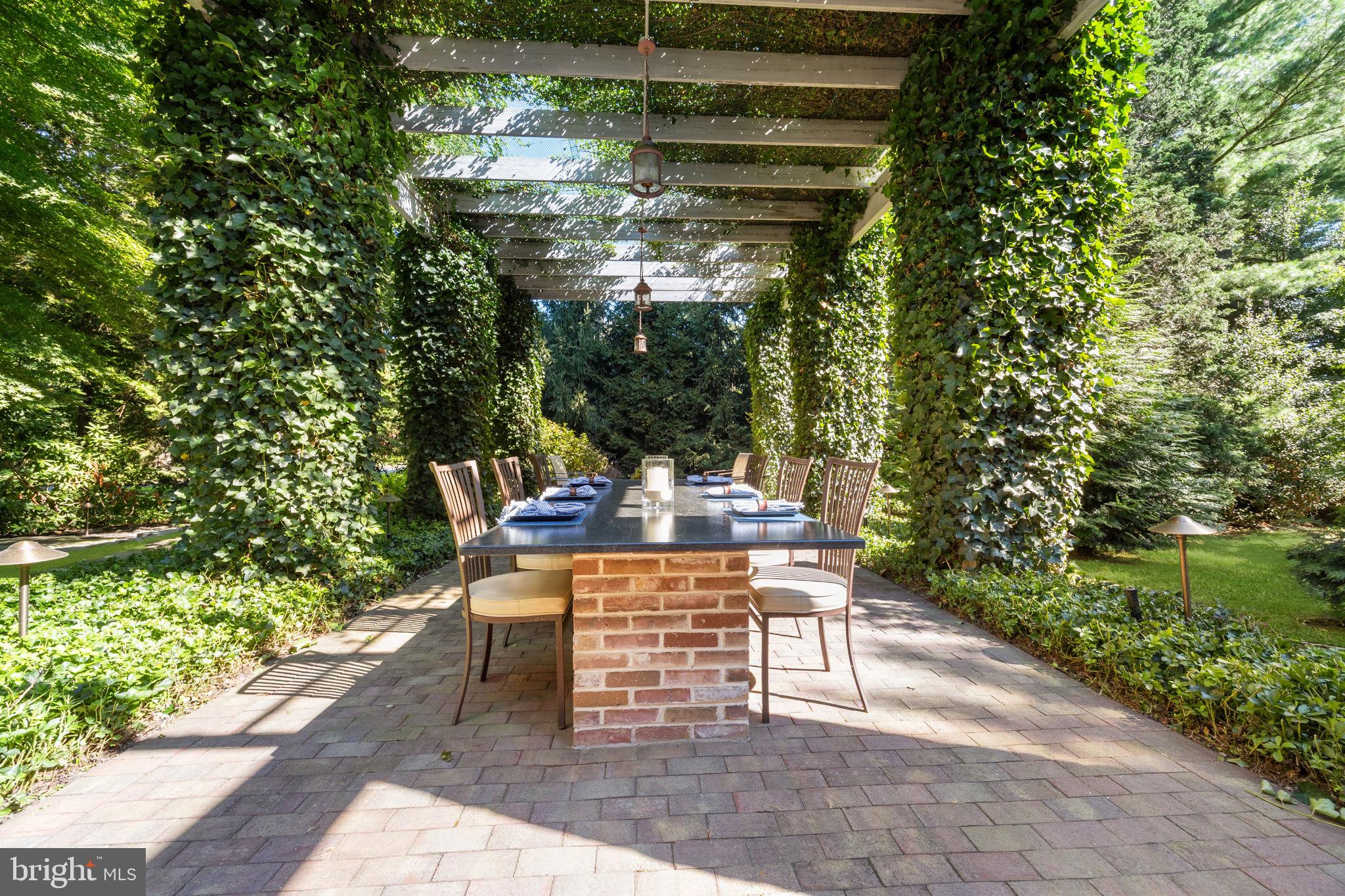 DELAVUE MANOR - Residential